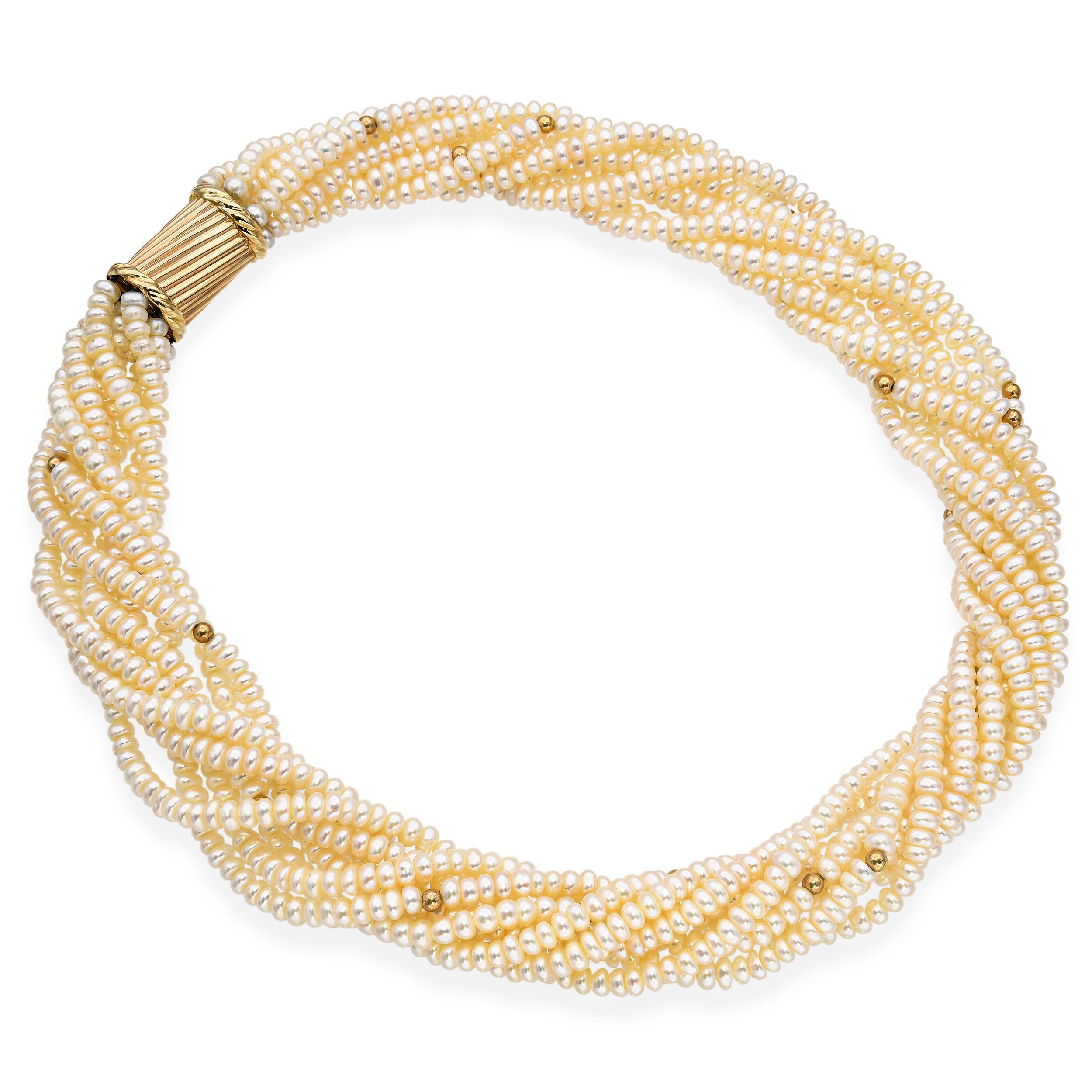 Questa collana di perle vintage a più fili è splendidamente realizzata in oro giallo 14 carati, con fili multipli di perle lucenti intervallati da eleganti perle d'oro per aggiungere dettagli. Il design è completato da una chiusura sicura in oro