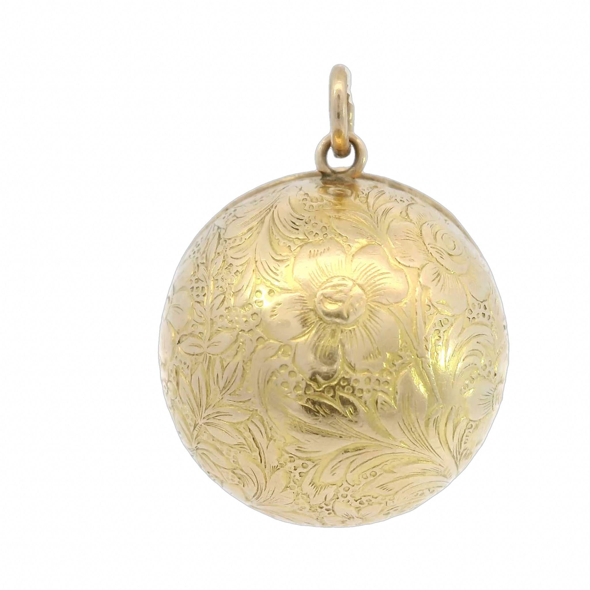 Vintage 14K Yellow Gold Multi-Photo Hand Carved Locket Globe Pendant In Excellent Condition In Fairfield, CT