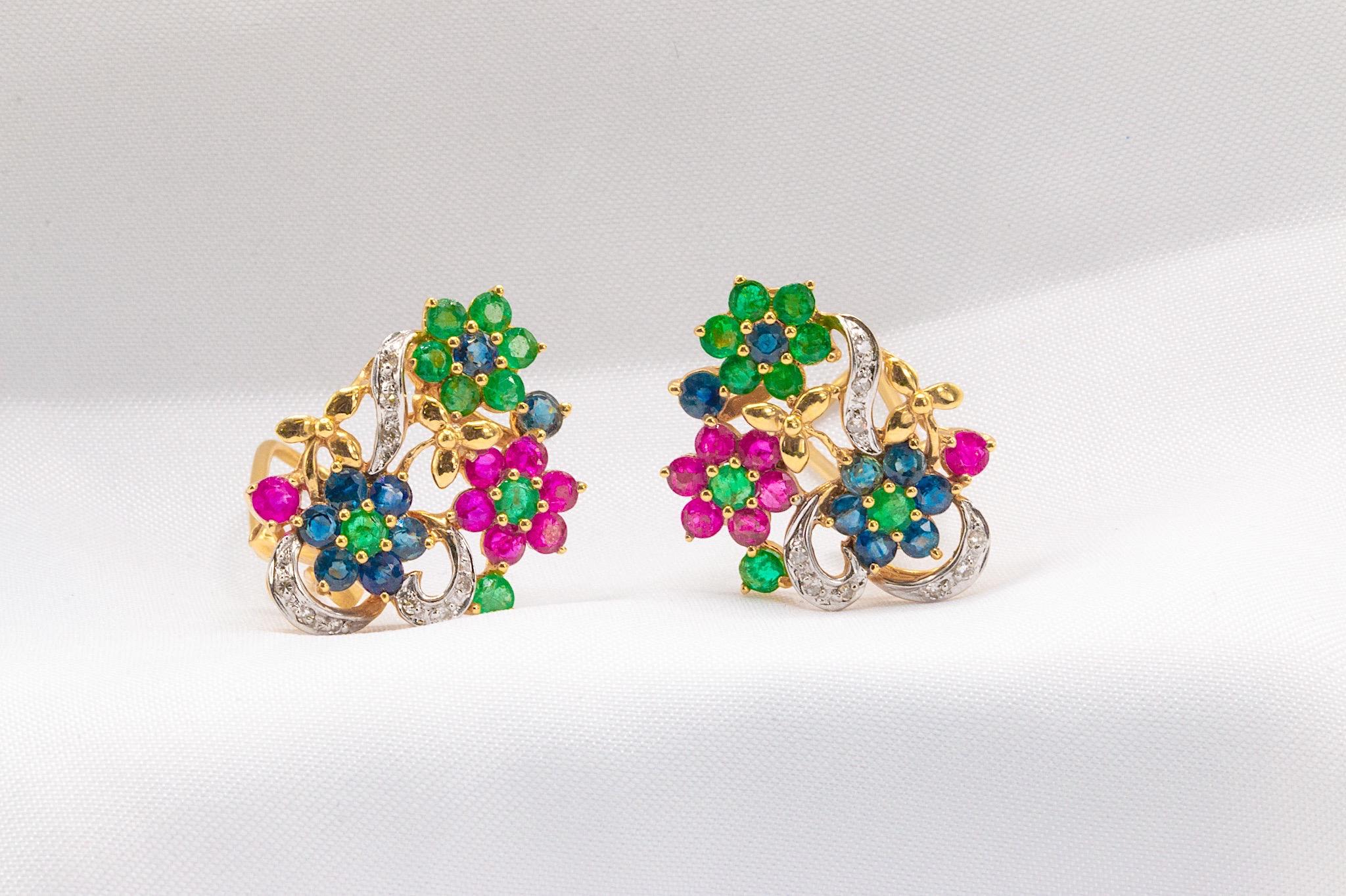 1970er Vintage Floral Multi-Stein-Ohrringe in 14k Gelbgold  

Diese exquisiten Vintage-Ohrringe aus den 1970er Jahren sind aus 14-karätigem Gelbgold gefertigt und zeigen ein elegantes Blumendesign, das mit einer Reihe leuchtender Edelsteine verziert