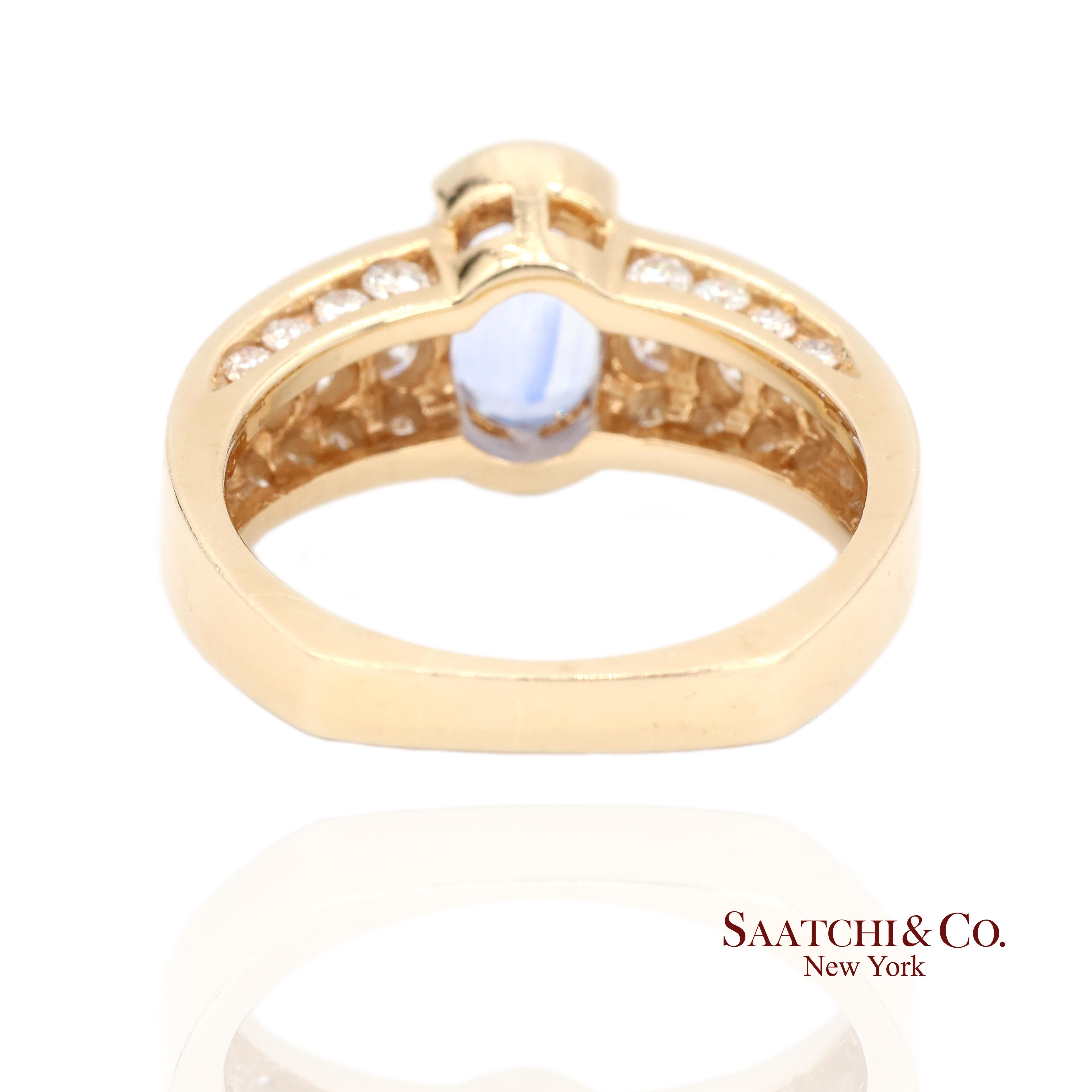Taille ovale Bague Vintage en or jaune 14K saphir bleu naturel et diamant en vente