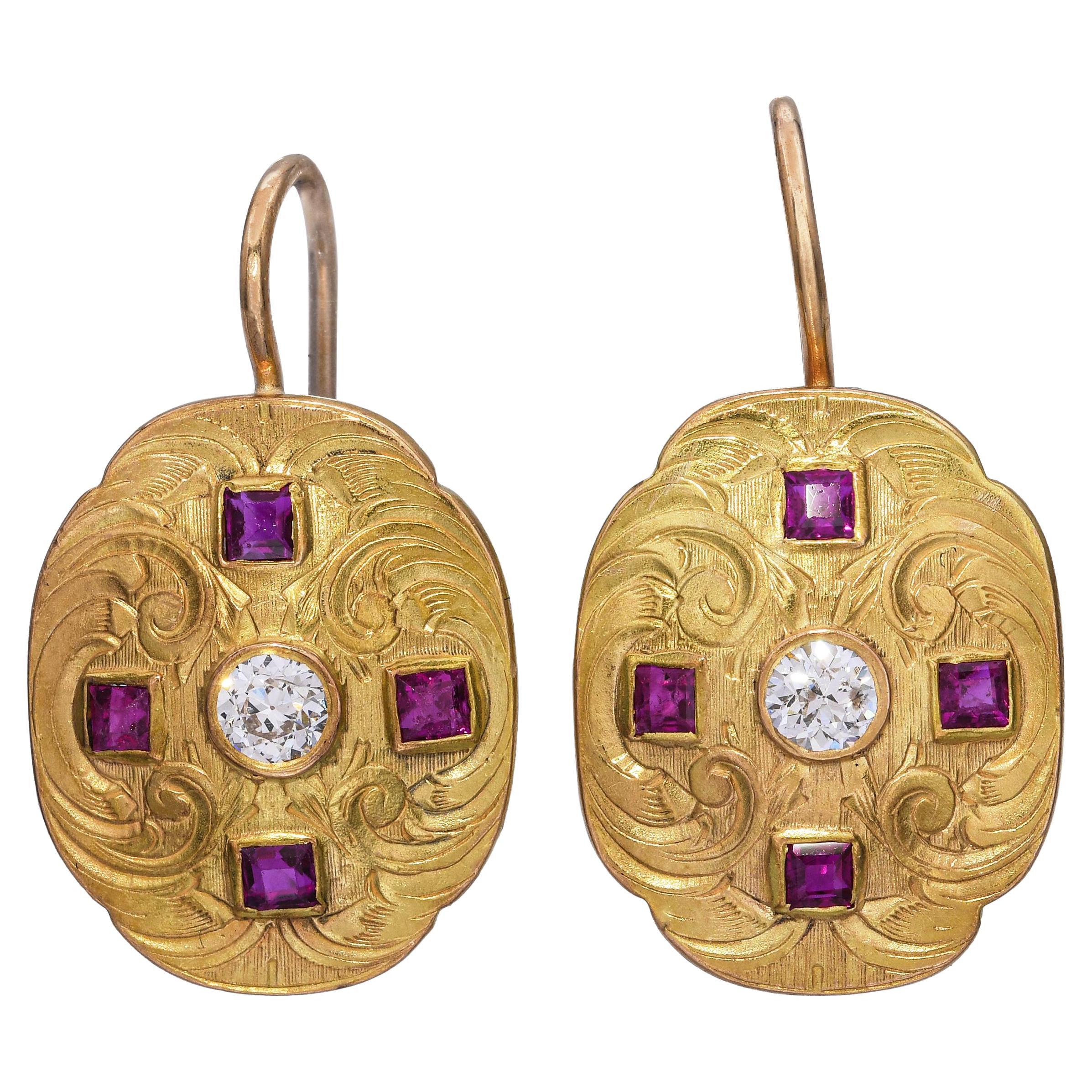Boucles d'oreilles bouclier en or jaune 14k avec diamants et rubis de taille européenne ancienne en vente