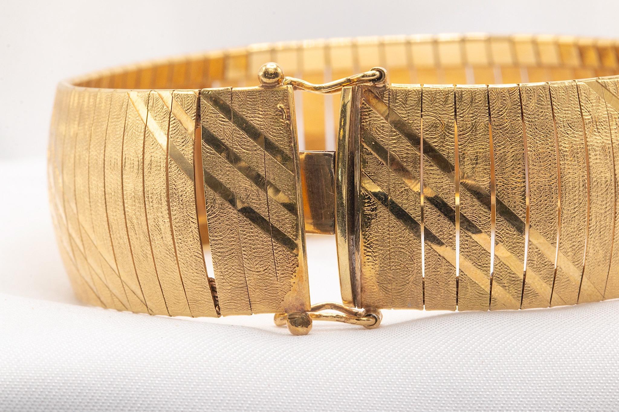 Flex-Armreif aus 14 Karat Gelbgold mit strukturiertem Flex-Armreif, 19.6 mm Omega 1