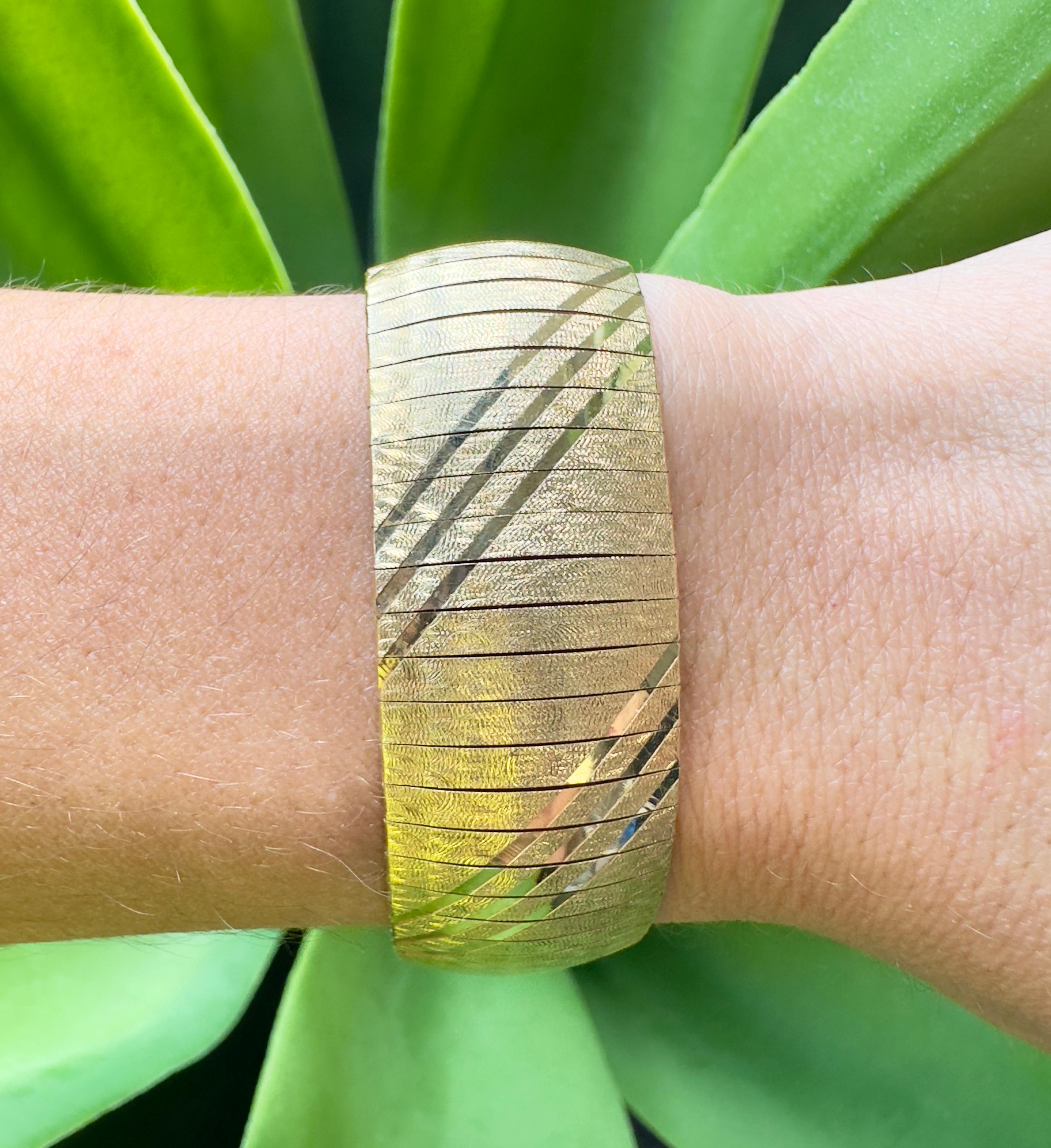 Dieser exquisite Armreif aus 14-karätigem Gelbgold mit strukturiertem Flex hat ein atemberaubend kompliziertes Design und wiegt 28 Gramm bei einer Länge von 7 Zoll und einer Breite von 19,6 mm. Als echtes Vintage-Stück weist es leichte