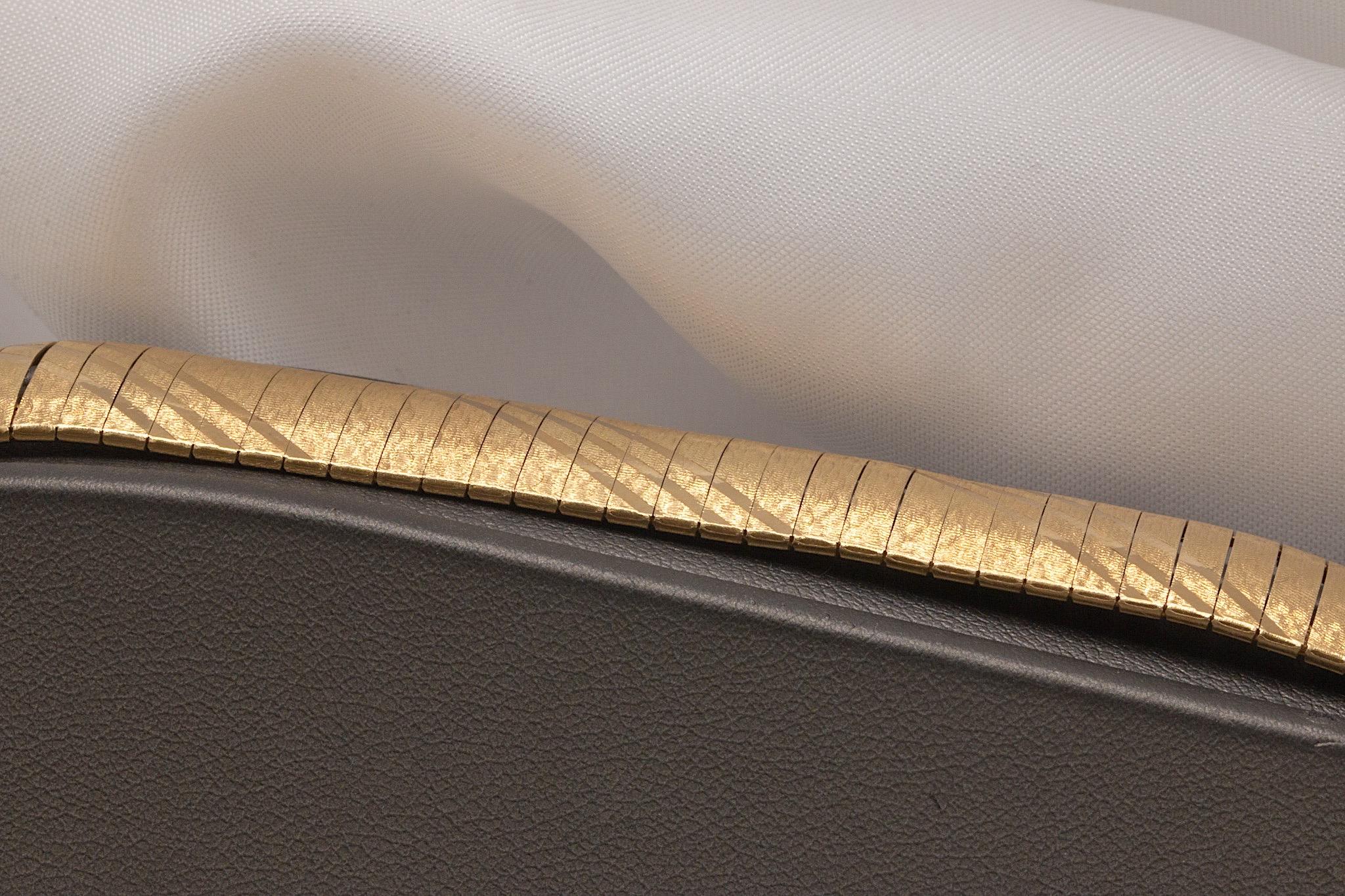 Flex-Armreif aus 14 Karat Gelbgold mit strukturiertem Flex-Armreif, 19.6 mm Omega 2