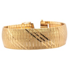 Flex-Armreif aus 14 Karat Gelbgold mit strukturiertem Flex-Armreif, 19.6 mm Omega