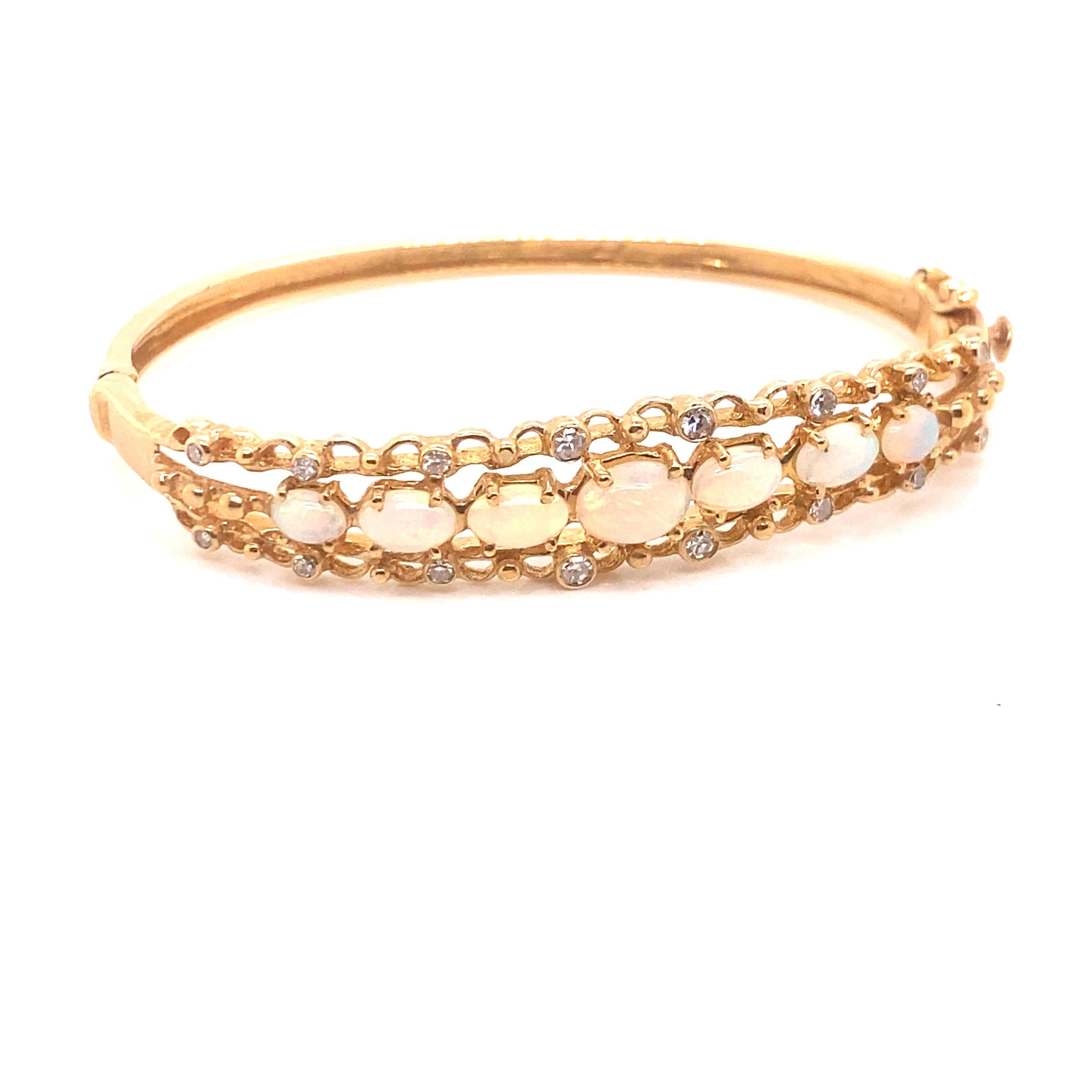 Taille ovale Bracelet jonc vintage en or jaune 14 carats avec opales et diamants en vente
