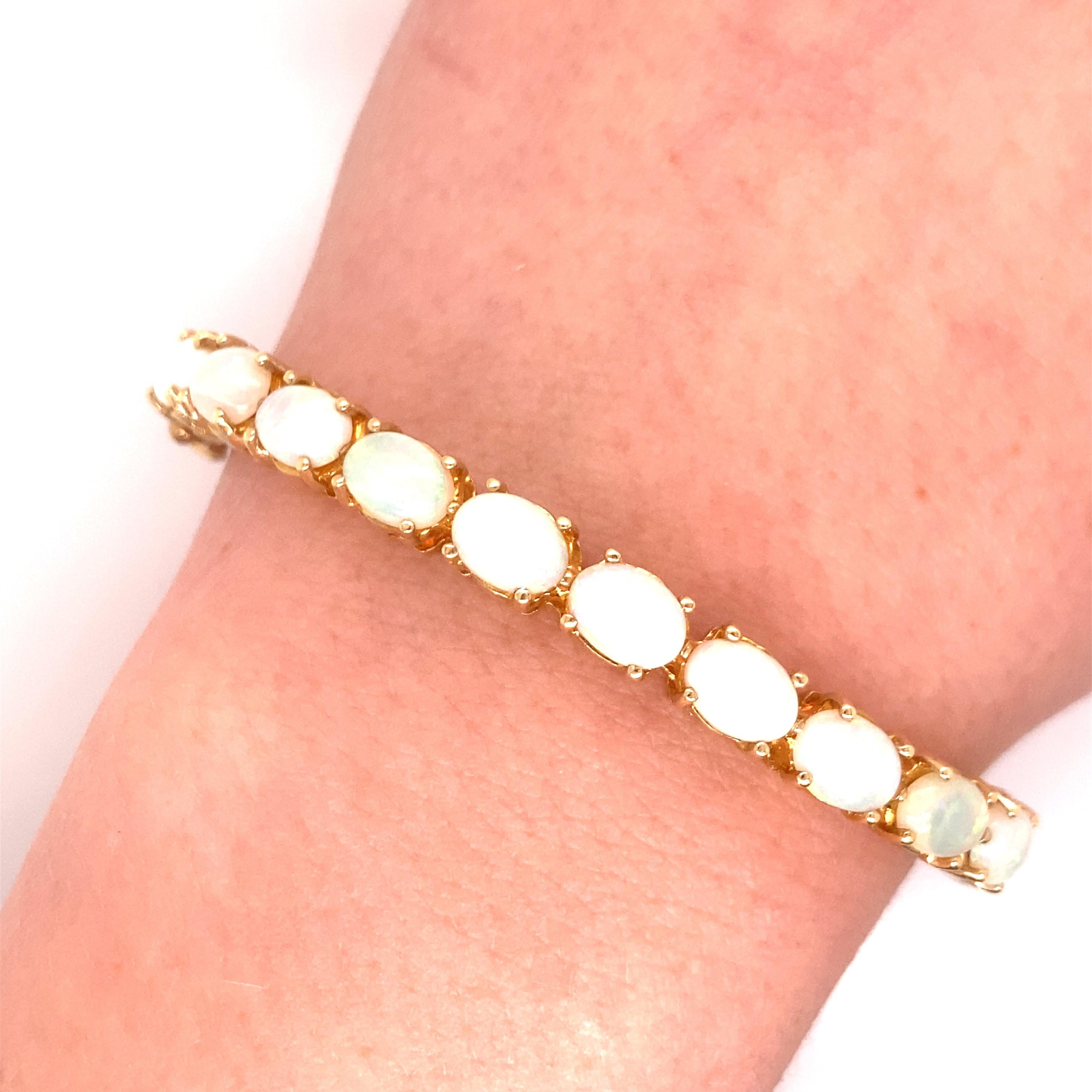 Vintage 14K Gelbgold Opal Armreif - Der Armreif enthält 10 ovale Opale, die etwa 7 x 5 mm mit grünen und roten Spiel der Farbe messen. Der Armreif ist oben 6 mm breit und verjüngt sich nach unten auf 3 mm. Der Innendurchmesser ist 2 Zoll hoch und