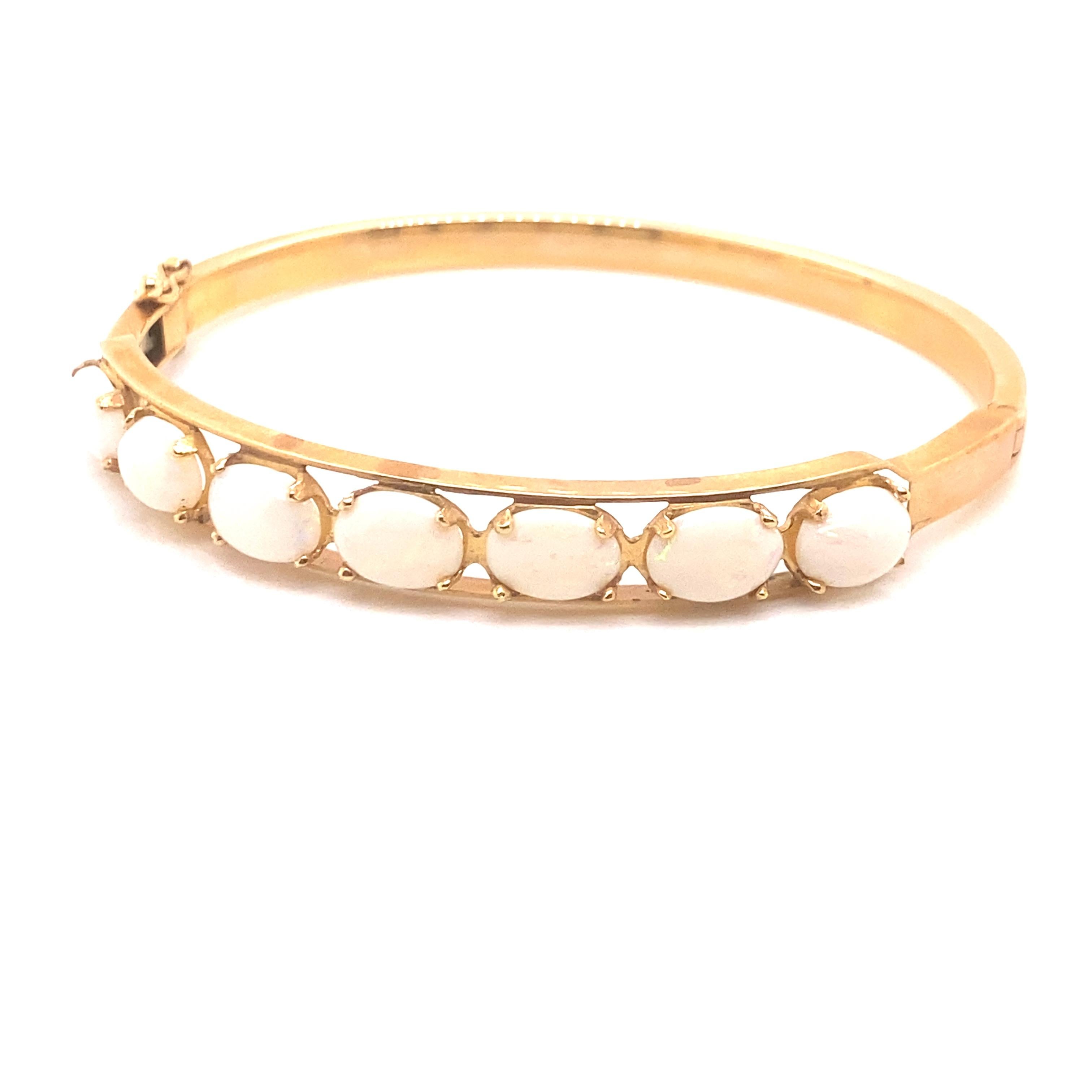 Taille ovale Bracelet jonc vintage en or jaune 14 carats avec opale en vente