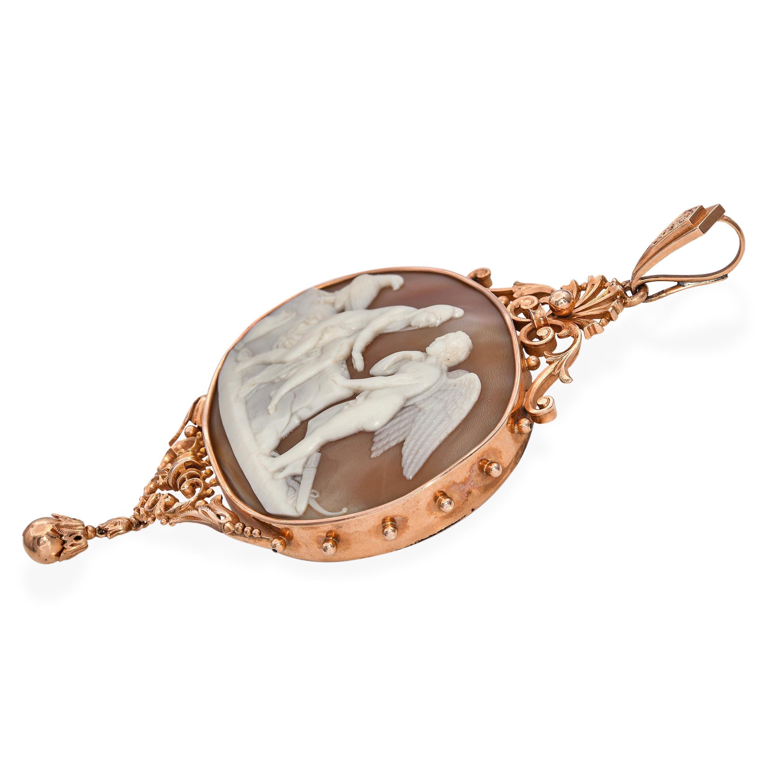 Ce pendentif vintage présente un camée en coquillage finement sculpté représentant la scène mythologique de Ganymède avec Zeus, un sujet rare et significatif dans l'art du camée. Ganymède était un prince troyen réputé pour sa beauté, qui fut enlevé