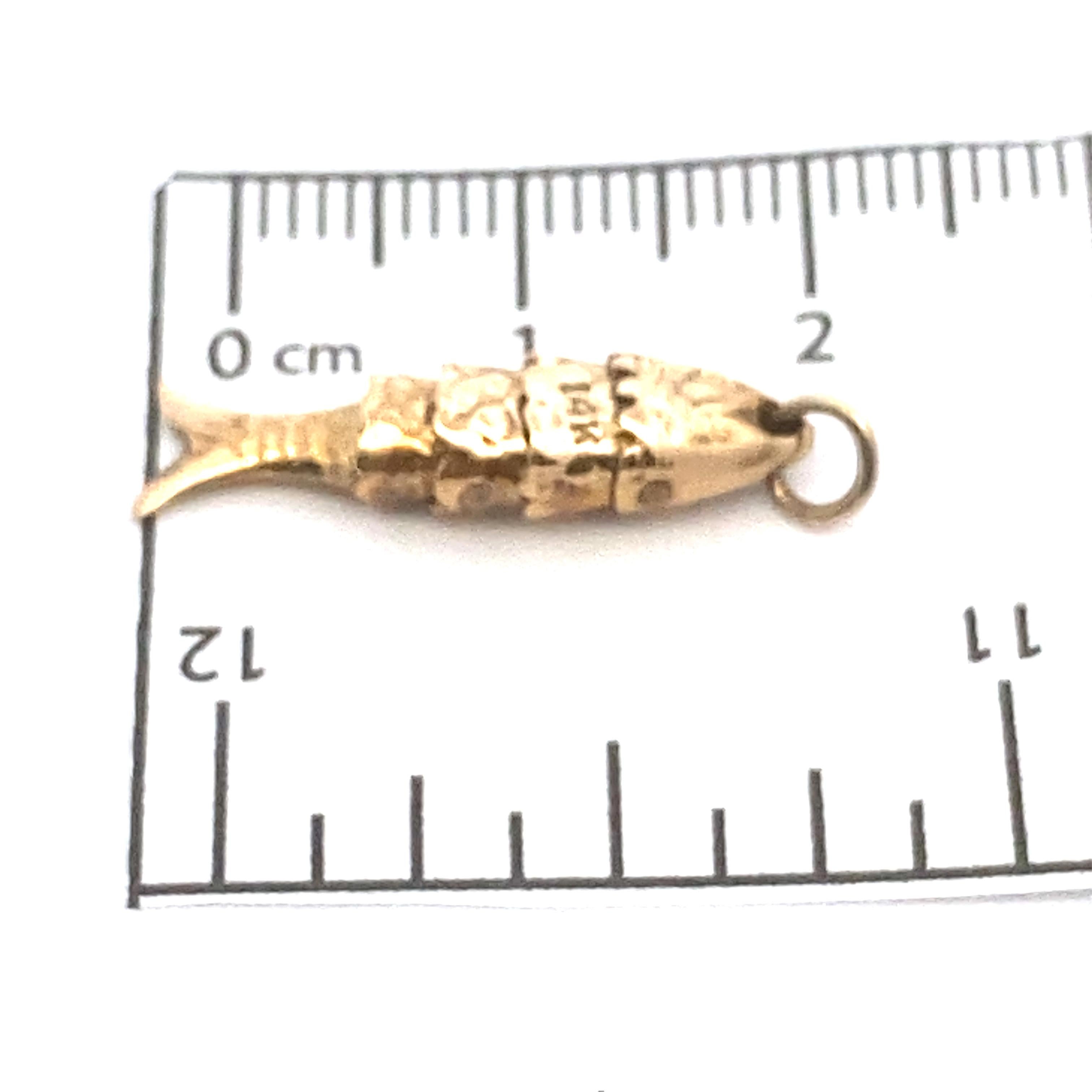 Vintage 14k Yellow gold Oscillating Fish Charm Pendant In Good Condition In DALLAS, TX