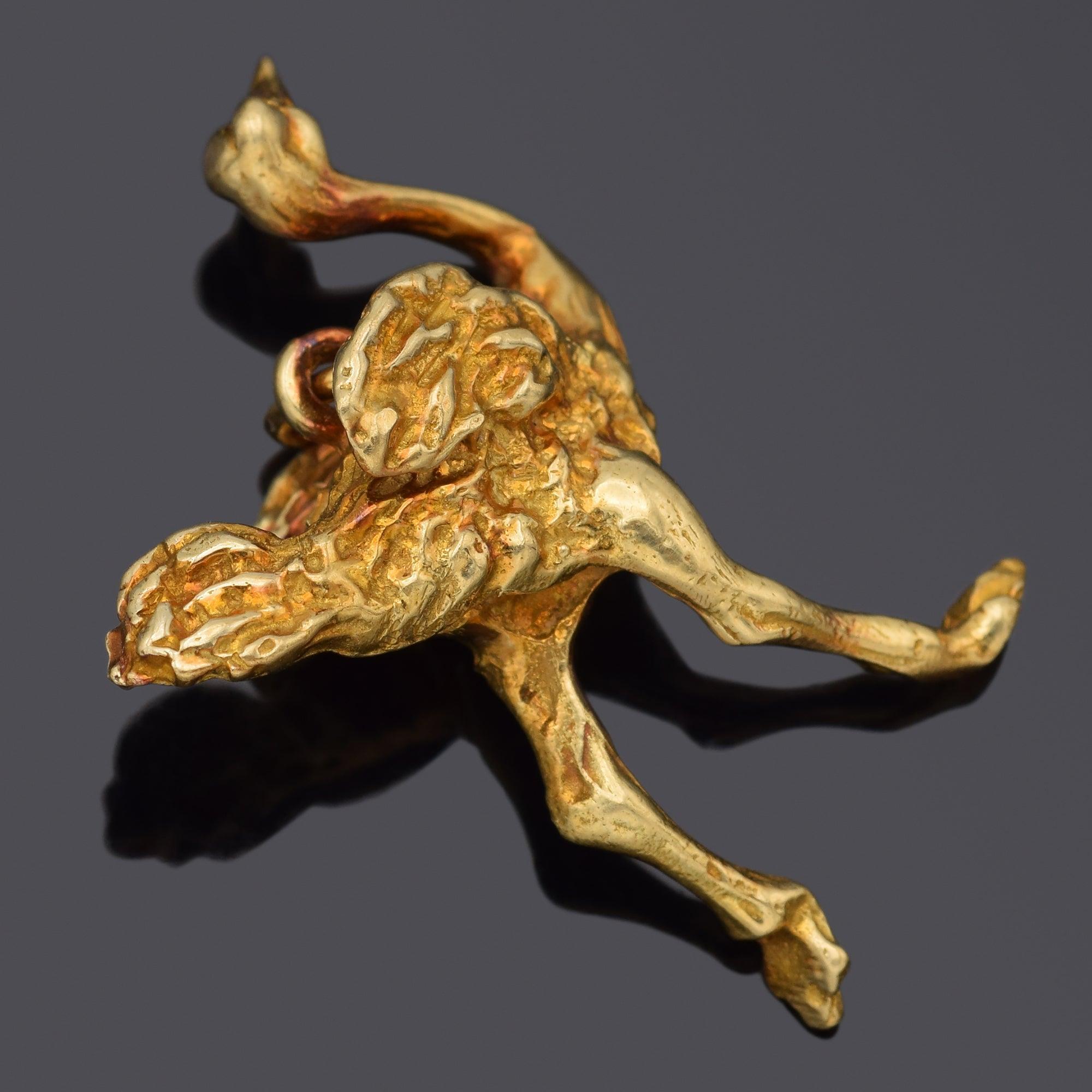 Plein de personnalité et de charme, ce pendentif vintage en or jaune 14 carats présente une autruche finement détaillée en pleine course. De ses longues pattes à sa fière posture, le design capture le caractère unique de cet oiseau remarquable. Une