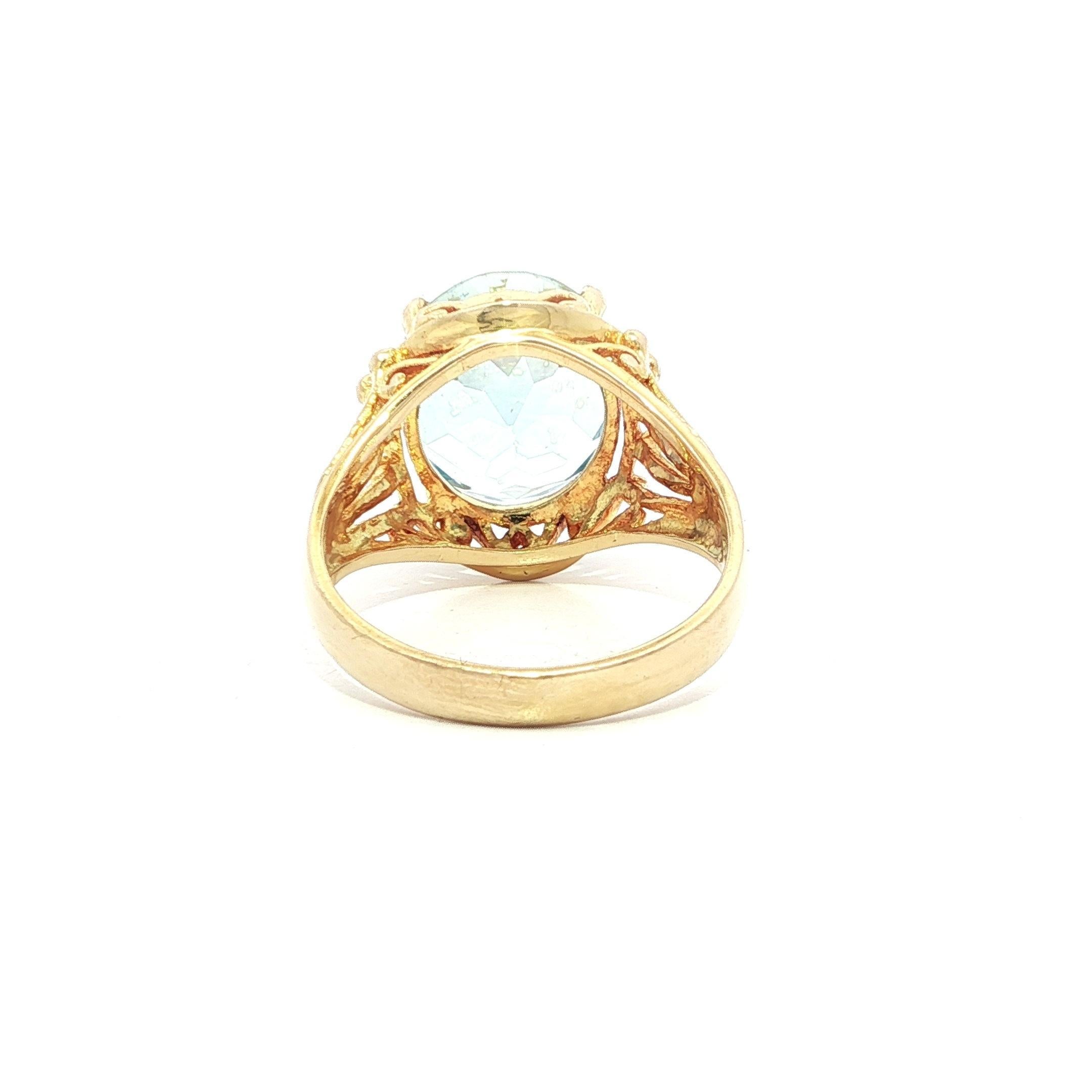 Taglio brillante Anello d'epoca in oro giallo 14k con solitario ovale di topazio blu e lavorazione aperta e svasata in vendita