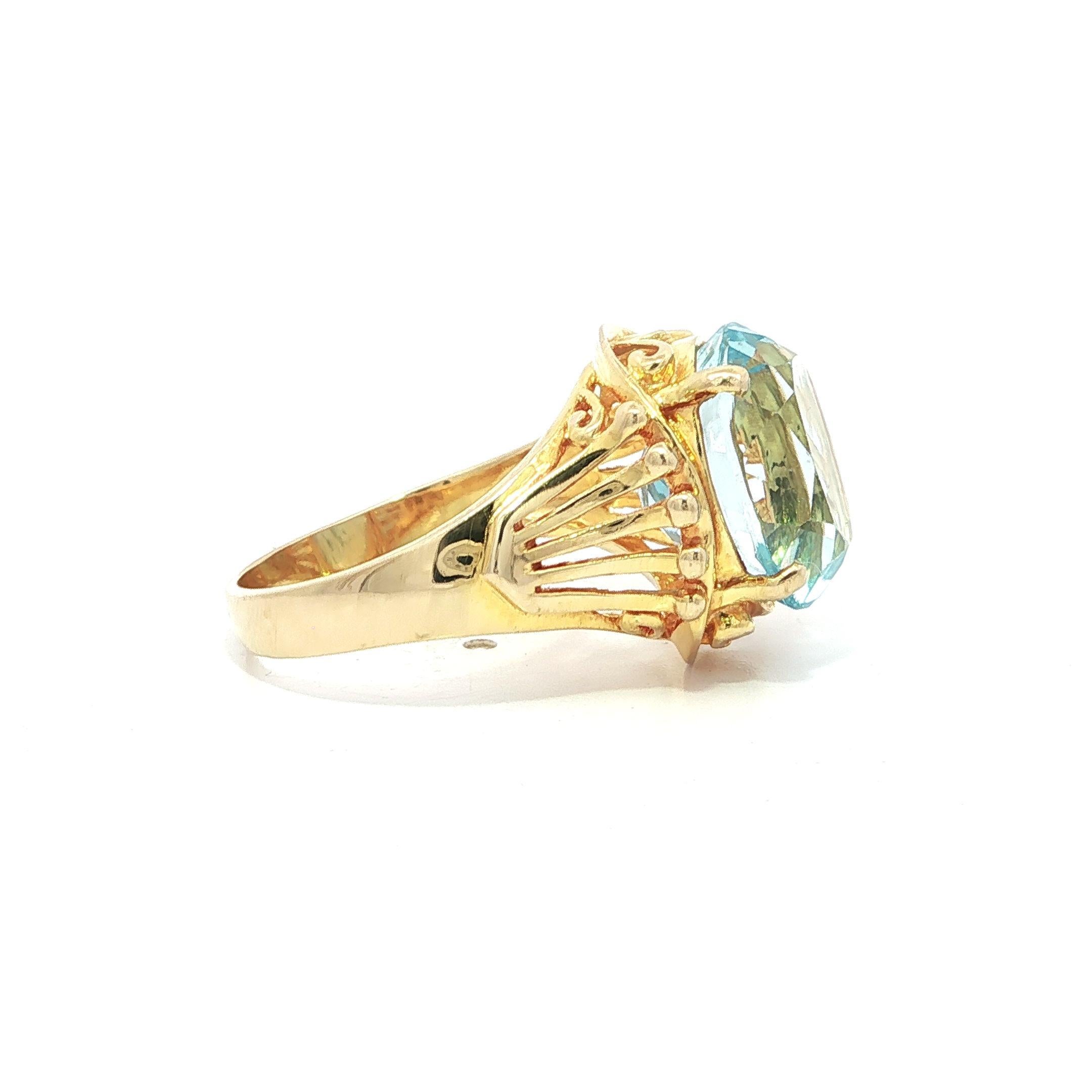 Anello d'epoca in oro giallo 14k con solitario ovale di topazio blu e lavorazione aperta e svasata In condizioni buone in vendita a Montclair, NJ