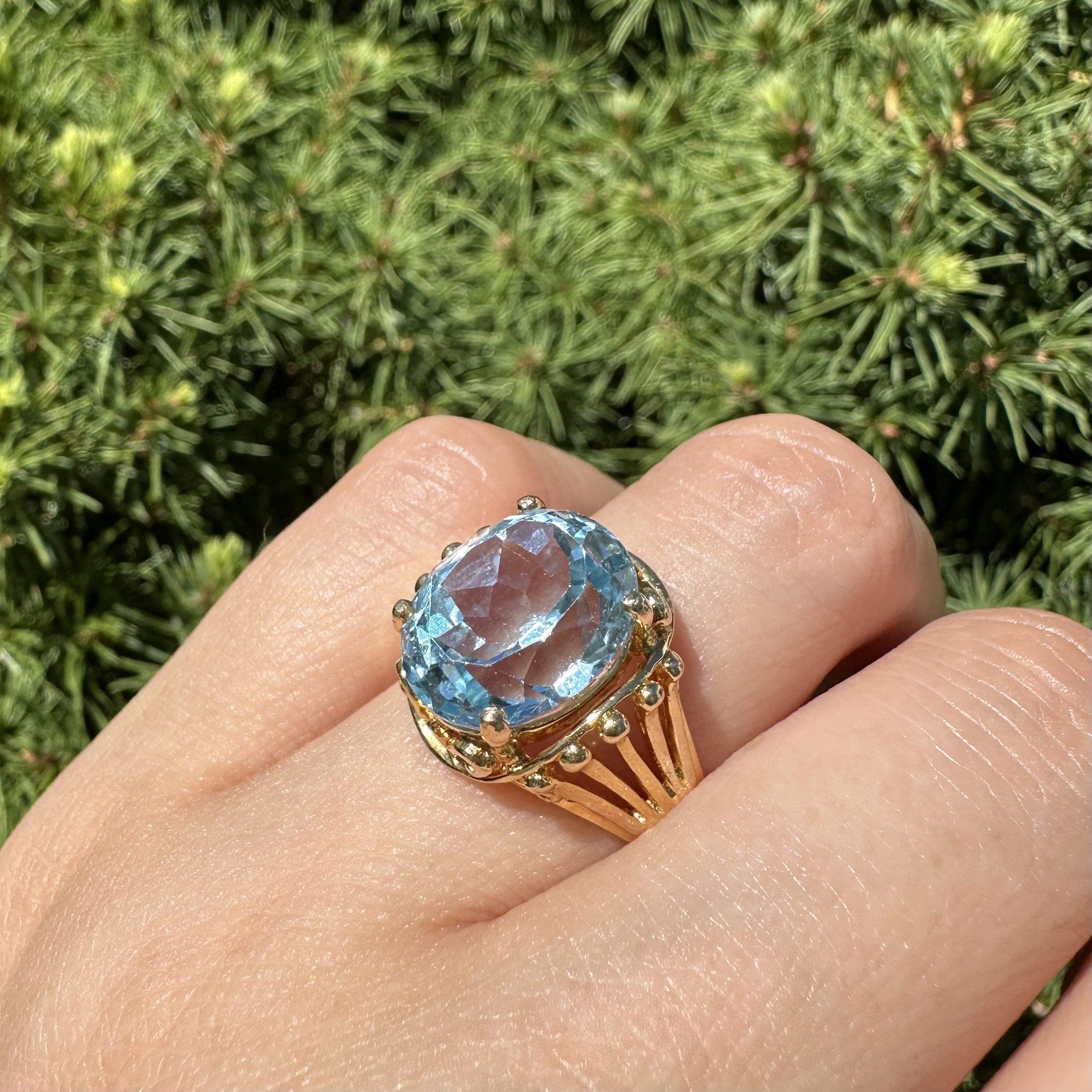 Donna Anello d'epoca in oro giallo 14k con solitario ovale di topazio blu e lavorazione aperta e svasata in vendita