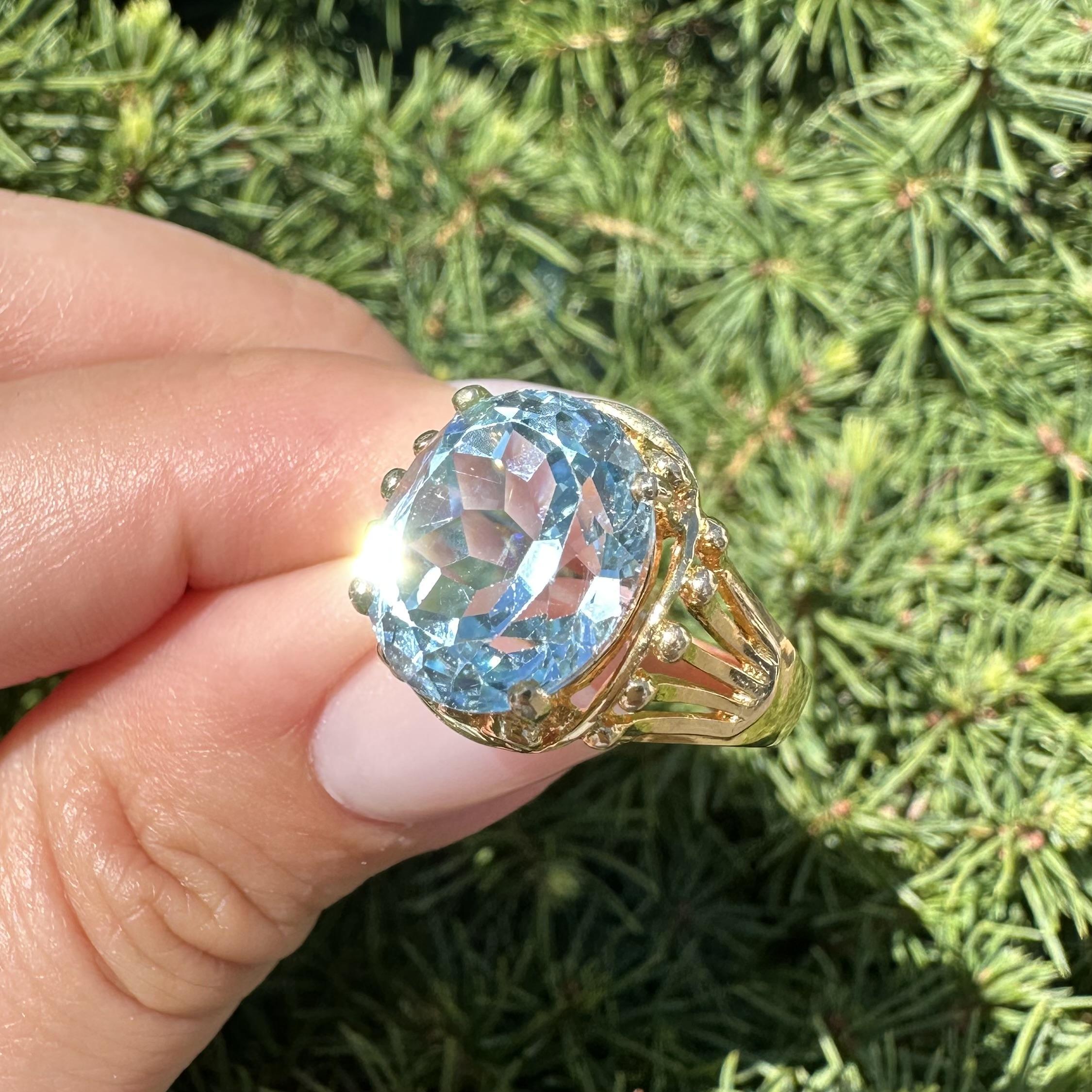 Anello d'epoca in oro giallo 14k con solitario ovale di topazio blu e lavorazione aperta e svasata in vendita 2