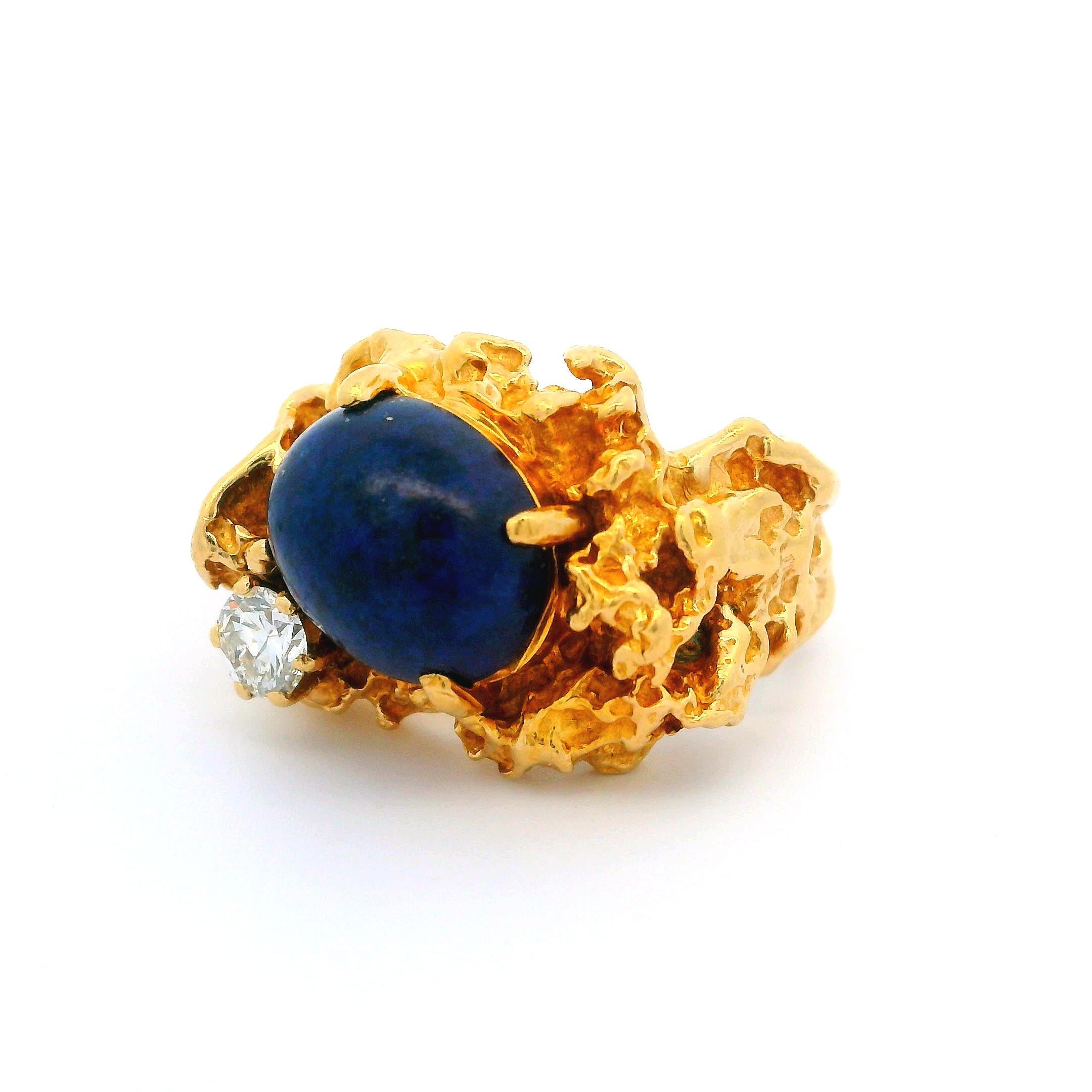 Vintage 14k Yellow Gold Oval Cabochon Lapis Diamond Nugget Texture Ring In Excellent Condition For Sale In Montclair, NJ