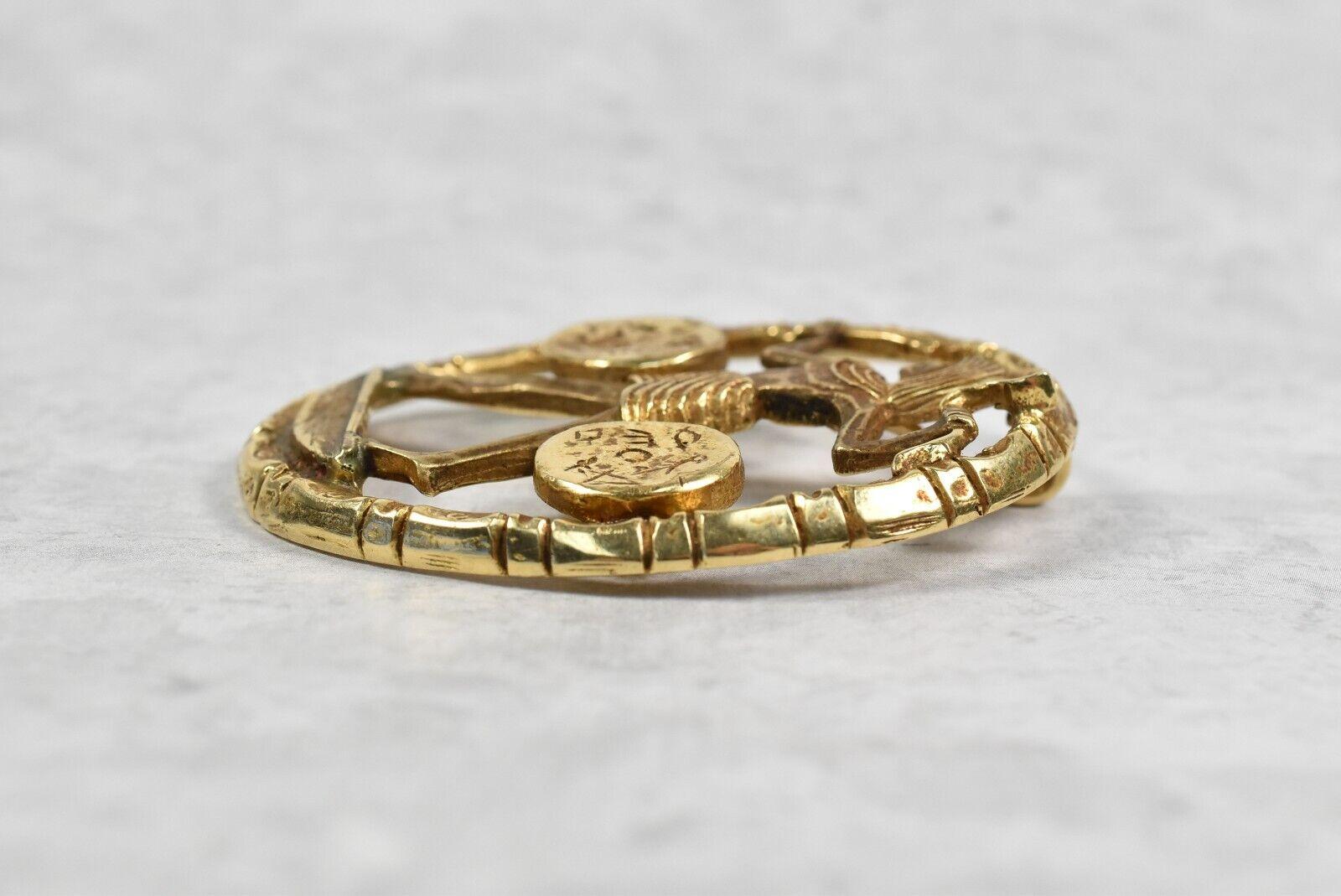 Pendentif chasseur égyptien ovale vintage en or jaune 14 carats, 29,2 g Unisexe en vente