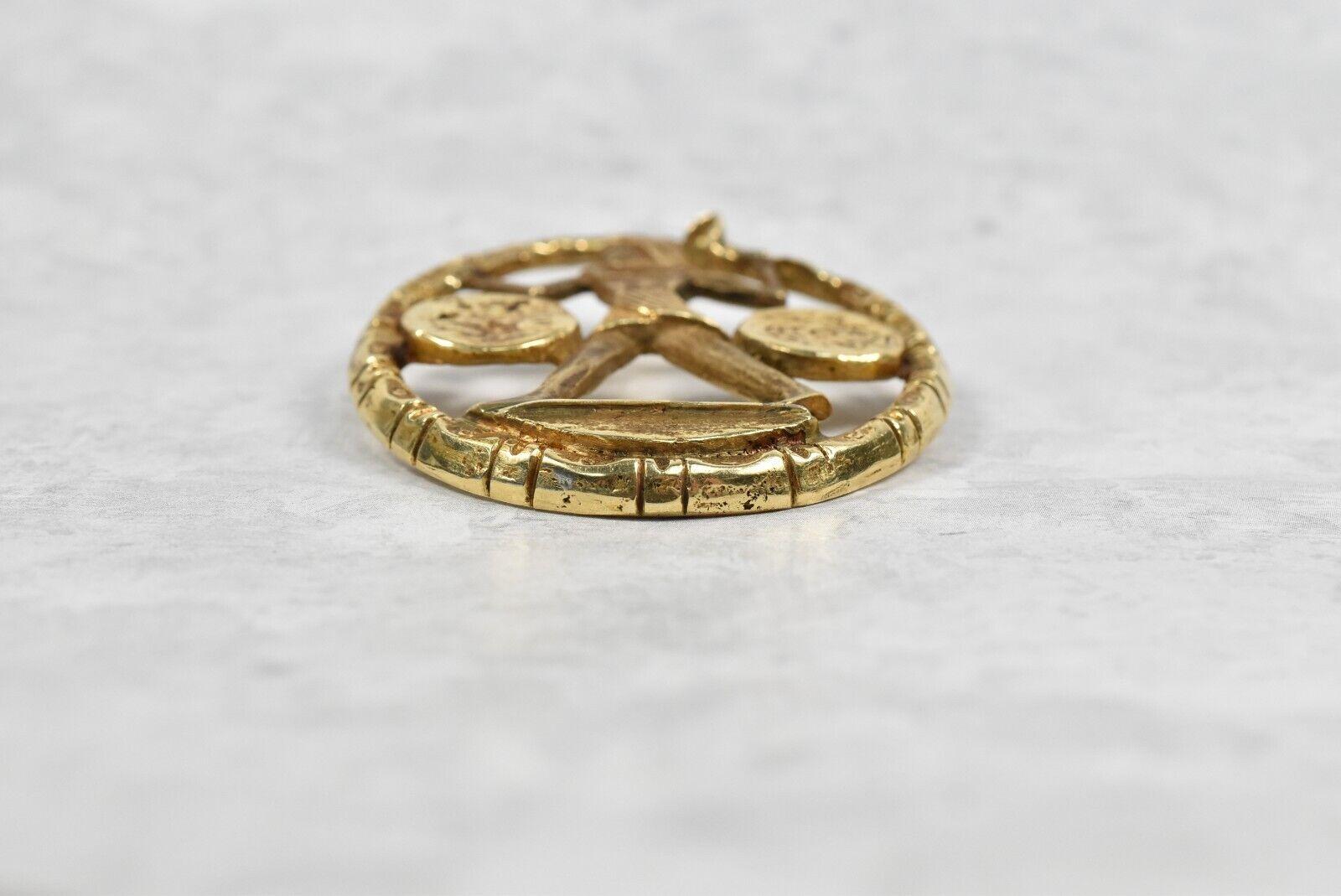 Pendentif chasseur égyptien ovale vintage en or jaune 14 carats, 29,2 g en vente 1