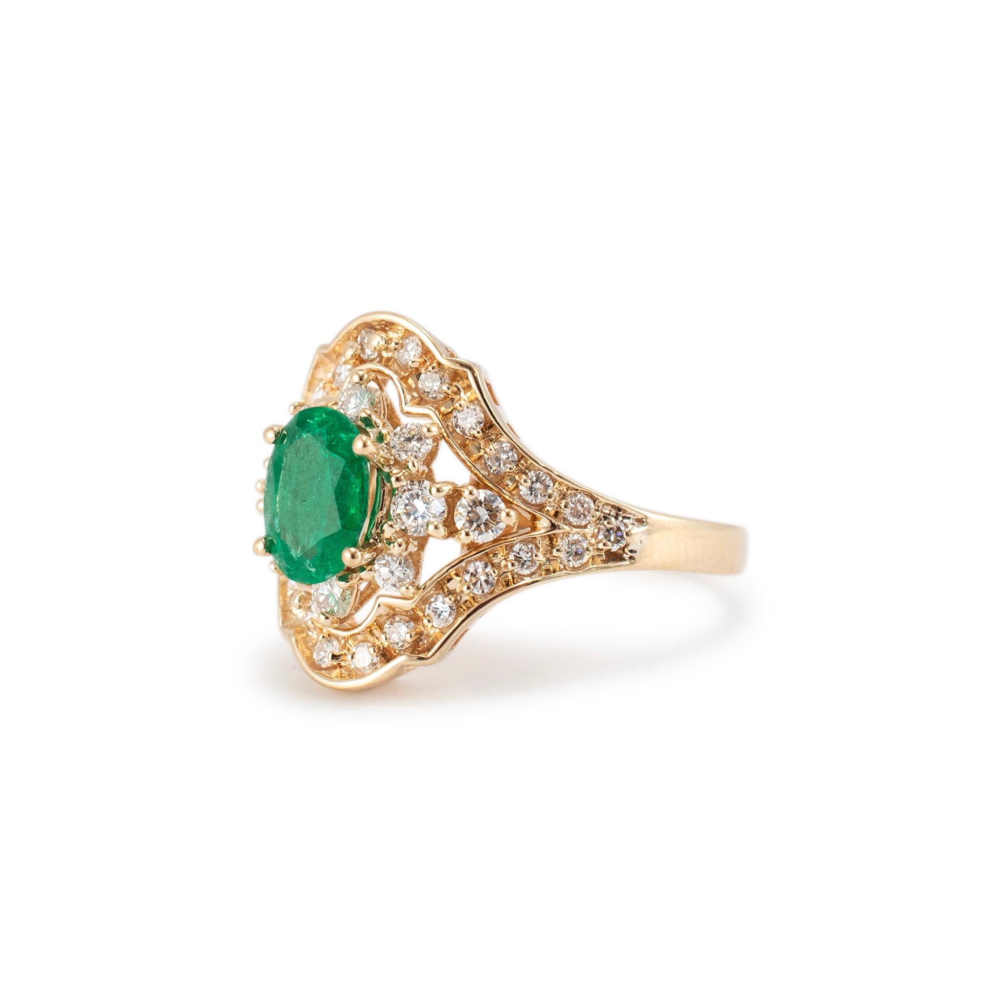 Vintage 14K Yellow Gold Oval Emerald Halo Accented Diamond Shield Cocktail Ring In Excellent Condition For Sale In Houston, TX