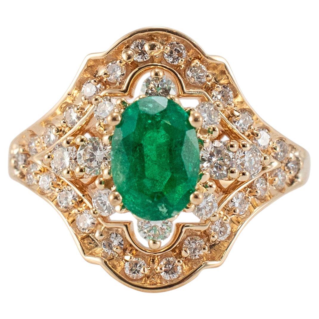 Anillo de cóctel vintage de oro amarillo de 14 quilates con esmeralda ovalada con aureola y diamantes acentuados