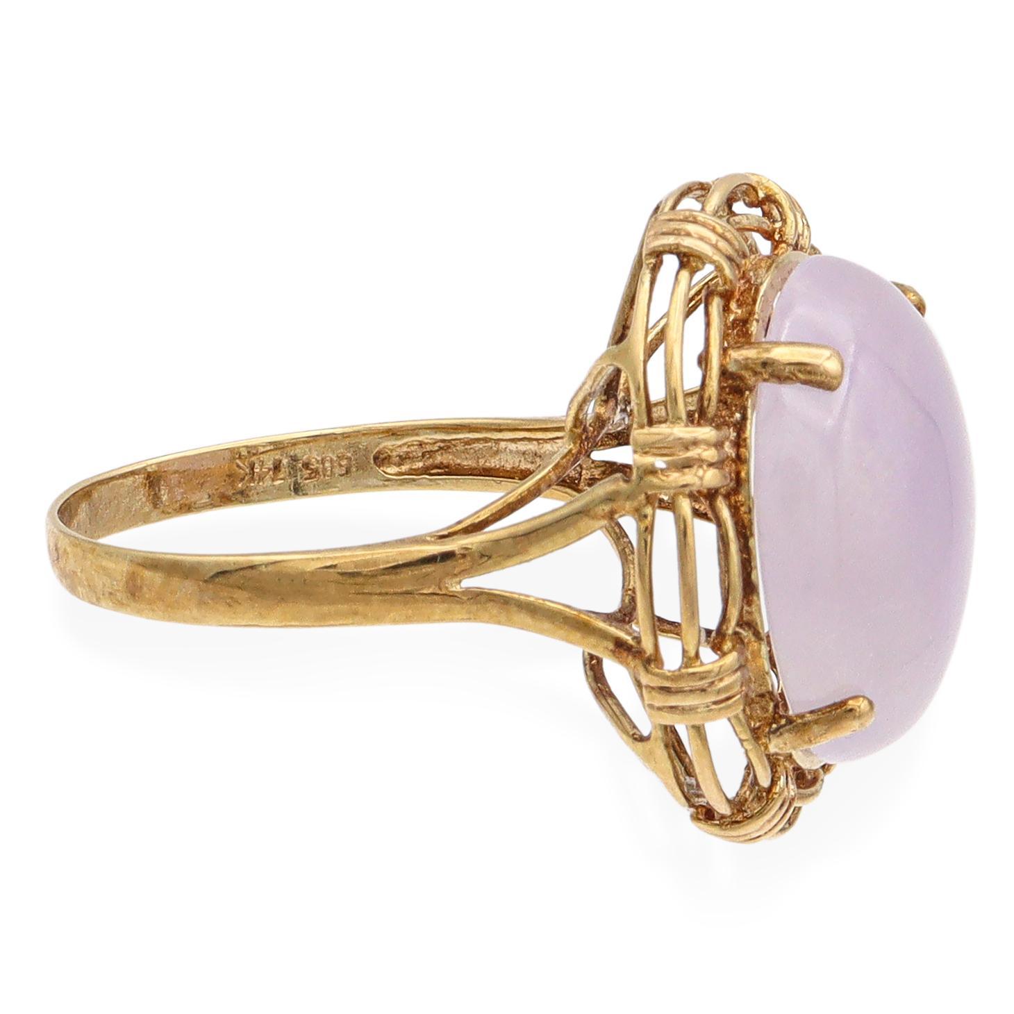 Vintage 14K Yellow Gold Oval Lavender Jade Cocktail Ring In Good Condition For Sale In New York, NY