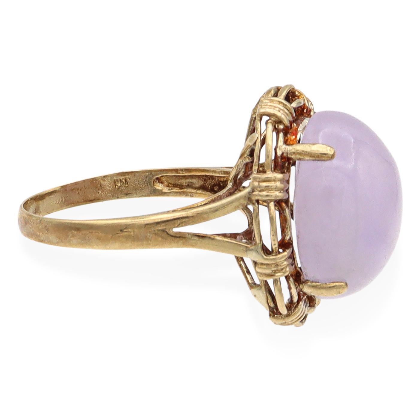 Vintage 14K Yellow Gold Oval Lavender Jade Cocktail Ring In Good Condition For Sale In New York, NY
