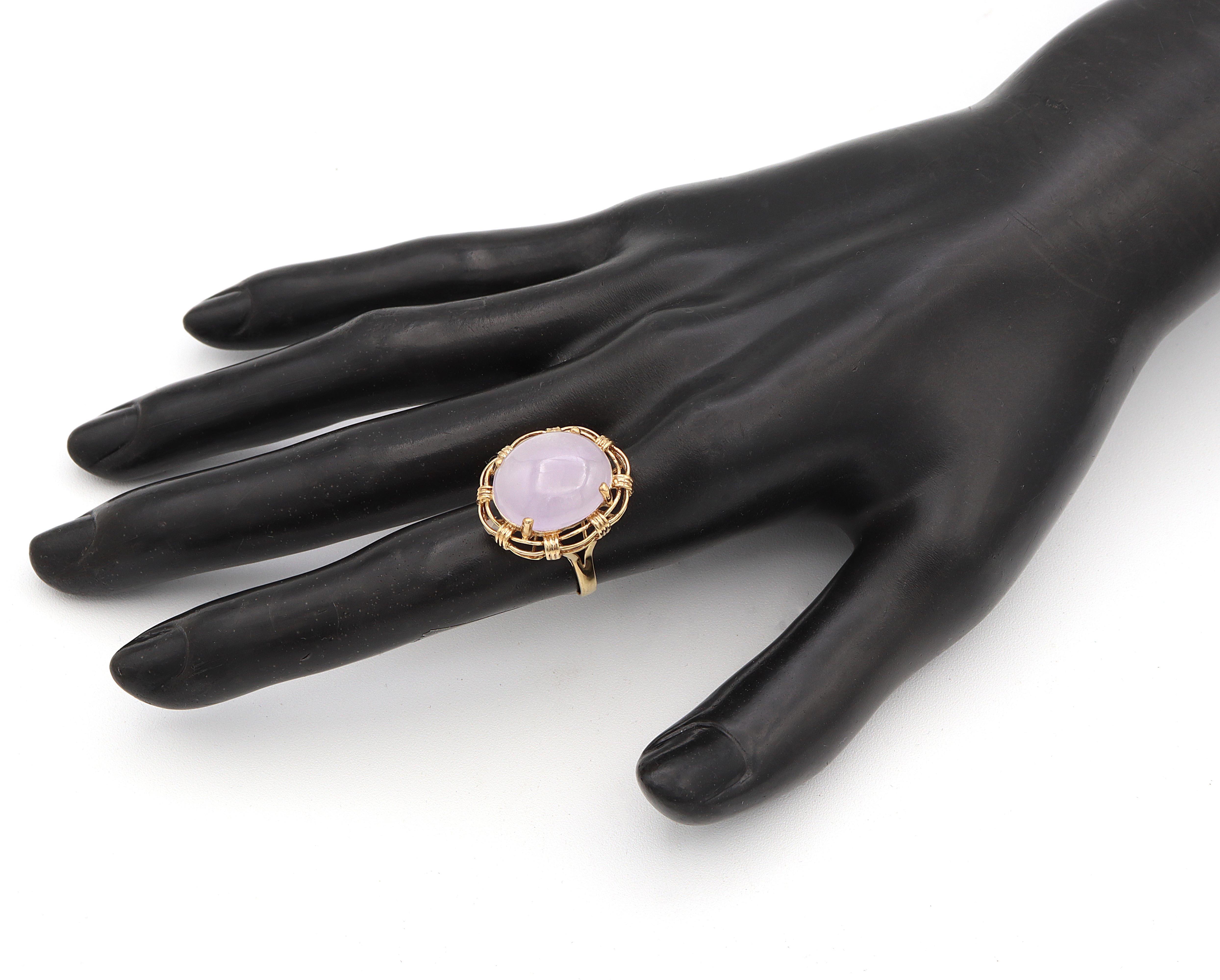 Women's Vintage 14K Yellow Gold Oval Lavender Jade Cocktail Ring For Sale