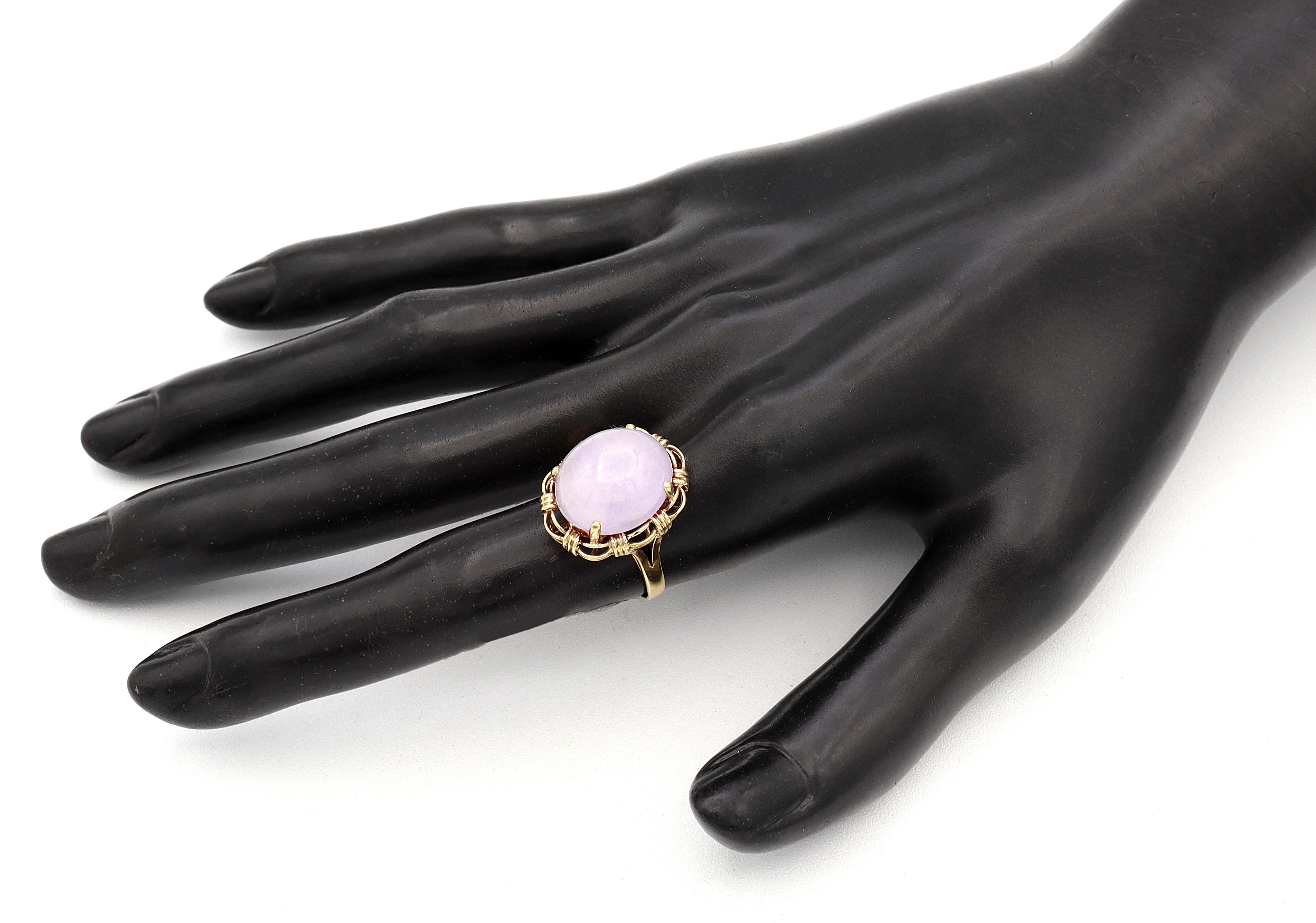 Women's Vintage 14K Yellow Gold Oval Lavender Jade Cocktail Ring For Sale