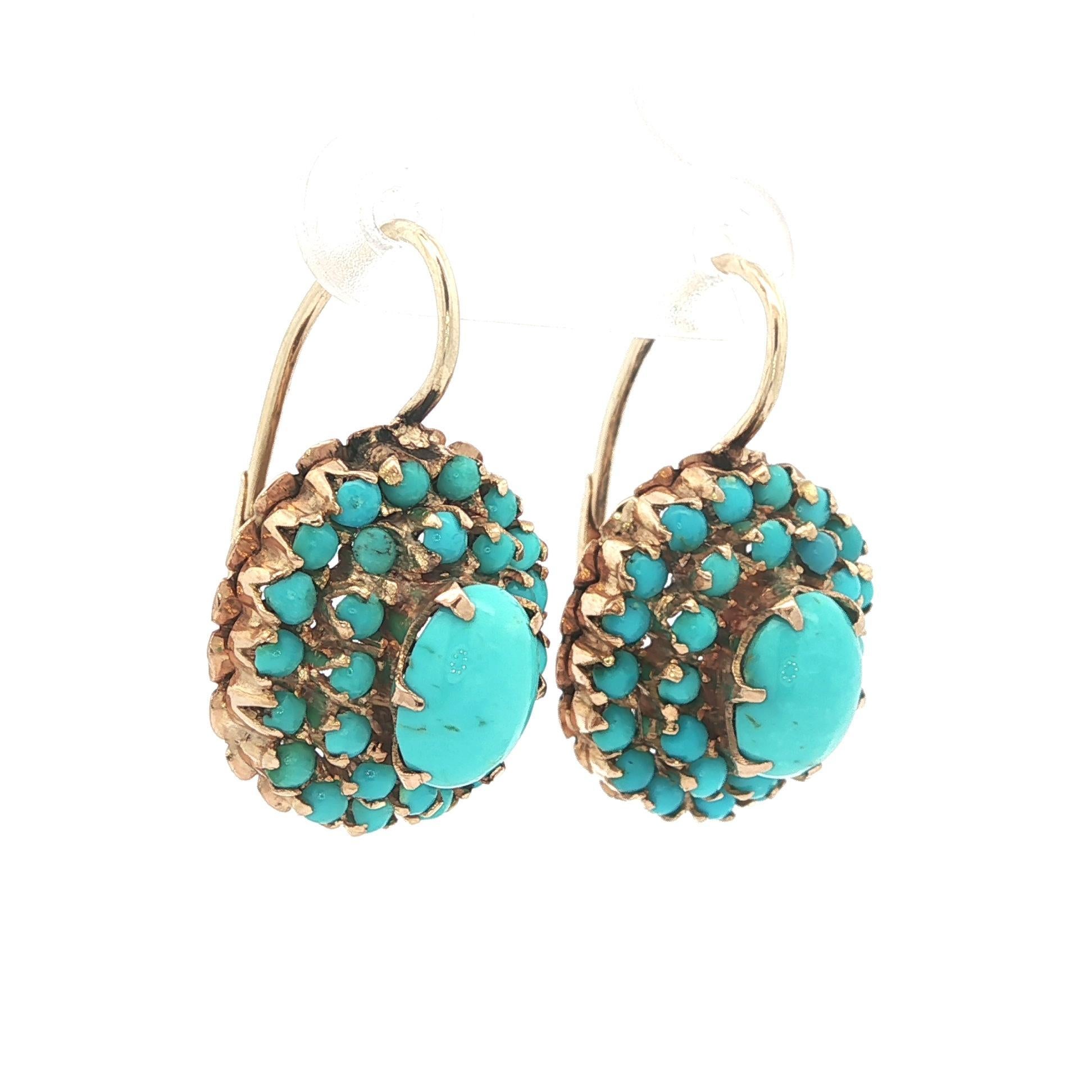 --Pietre: --
(2) Turchesi naturali autentici - Taglio cabochon ovale - Incastonati - Bellissimo colore blu turchese - 8,5x6 mm ciascuno (circa)
(58) Turchesi naturali autentici - Taglio cabochon rotondo - Incastonati - Bellissimo colore blu turchese