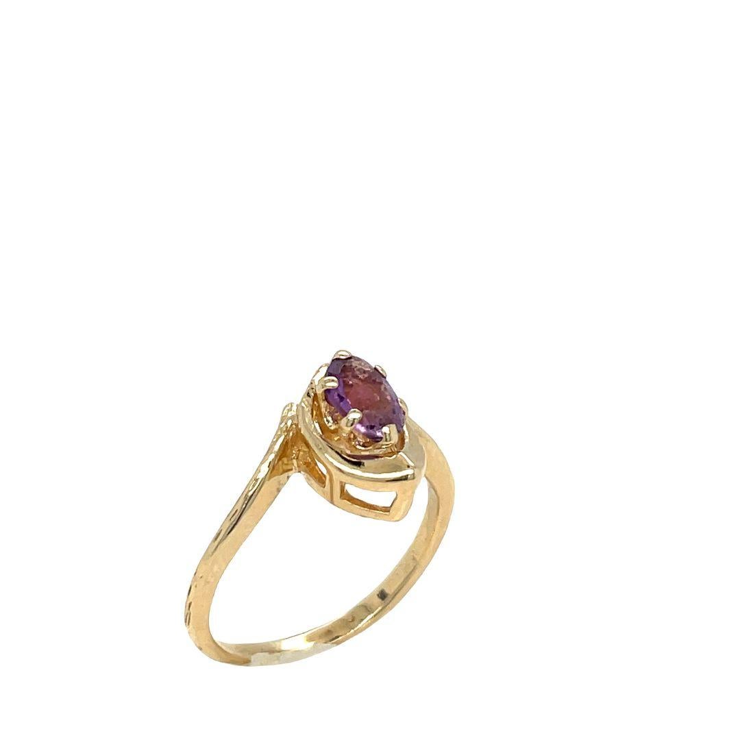 Women's Vintage 14K Yellow Gold Oval Shaped Amethyst Chevron Ring  For Sale