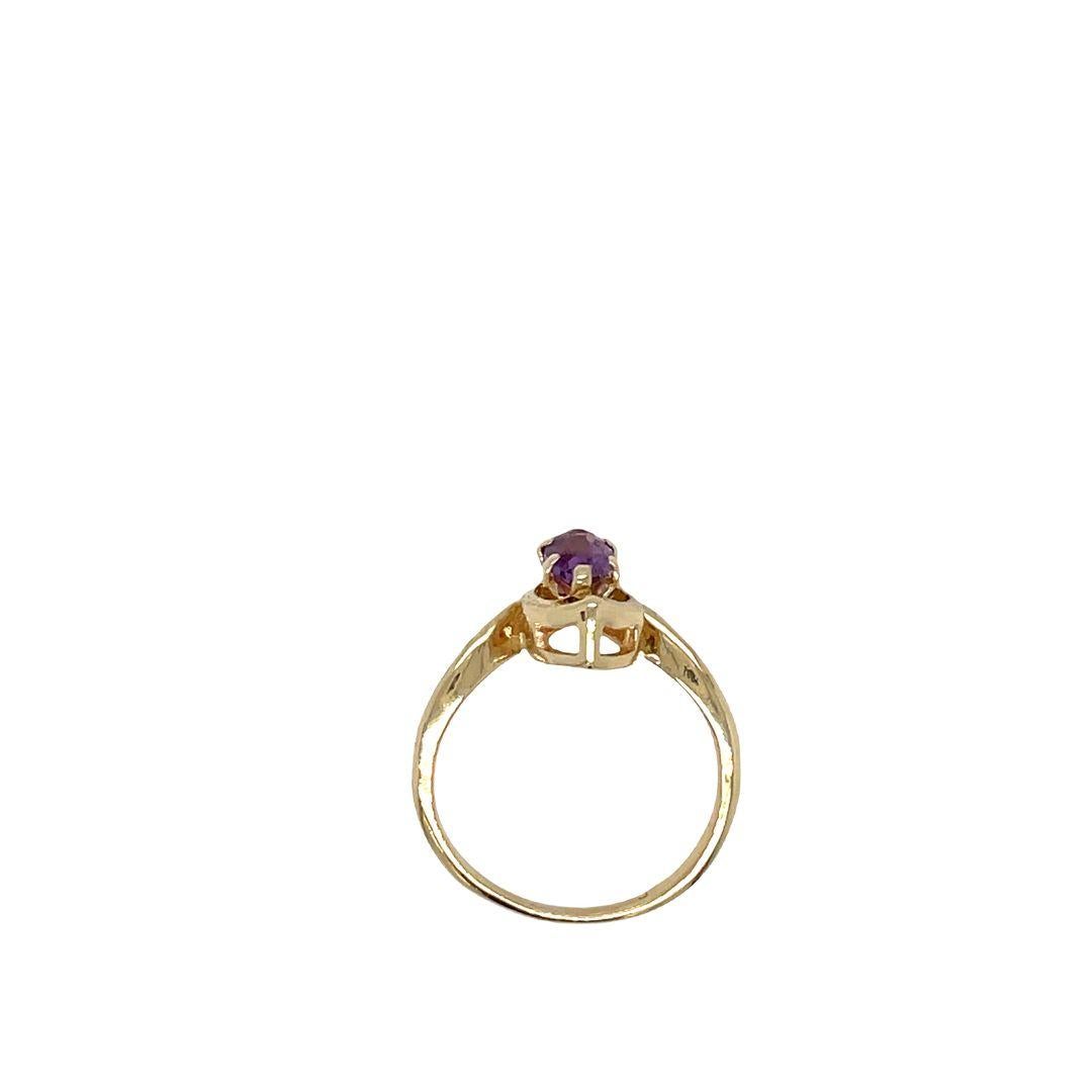 Vintage 14K Yellow Gold Oval Shaped Amethyst Chevron Ring  For Sale 1