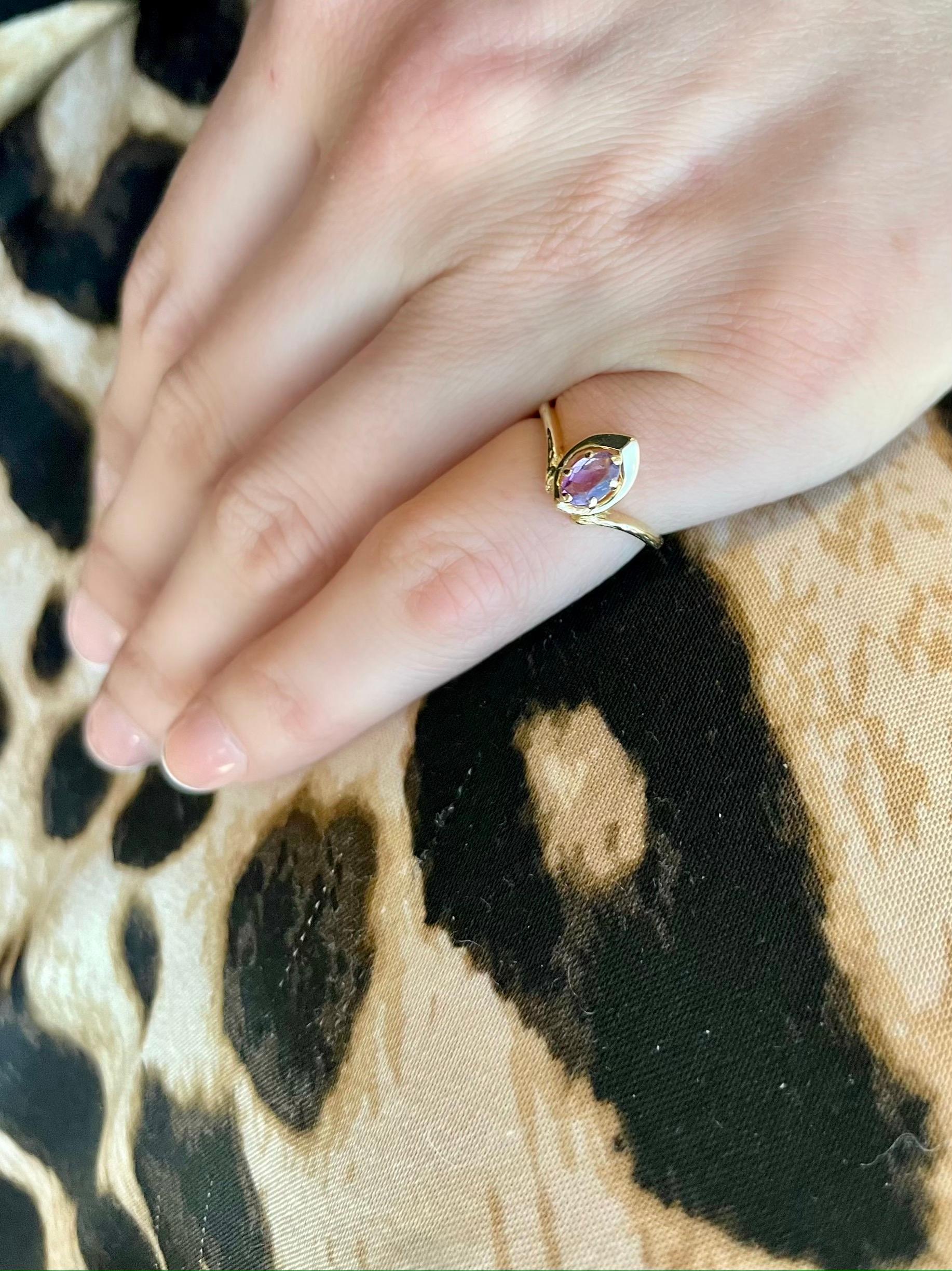 Vintage 14K Yellow Gold Oval Shaped Amethyst Chevron Ring  For Sale 2