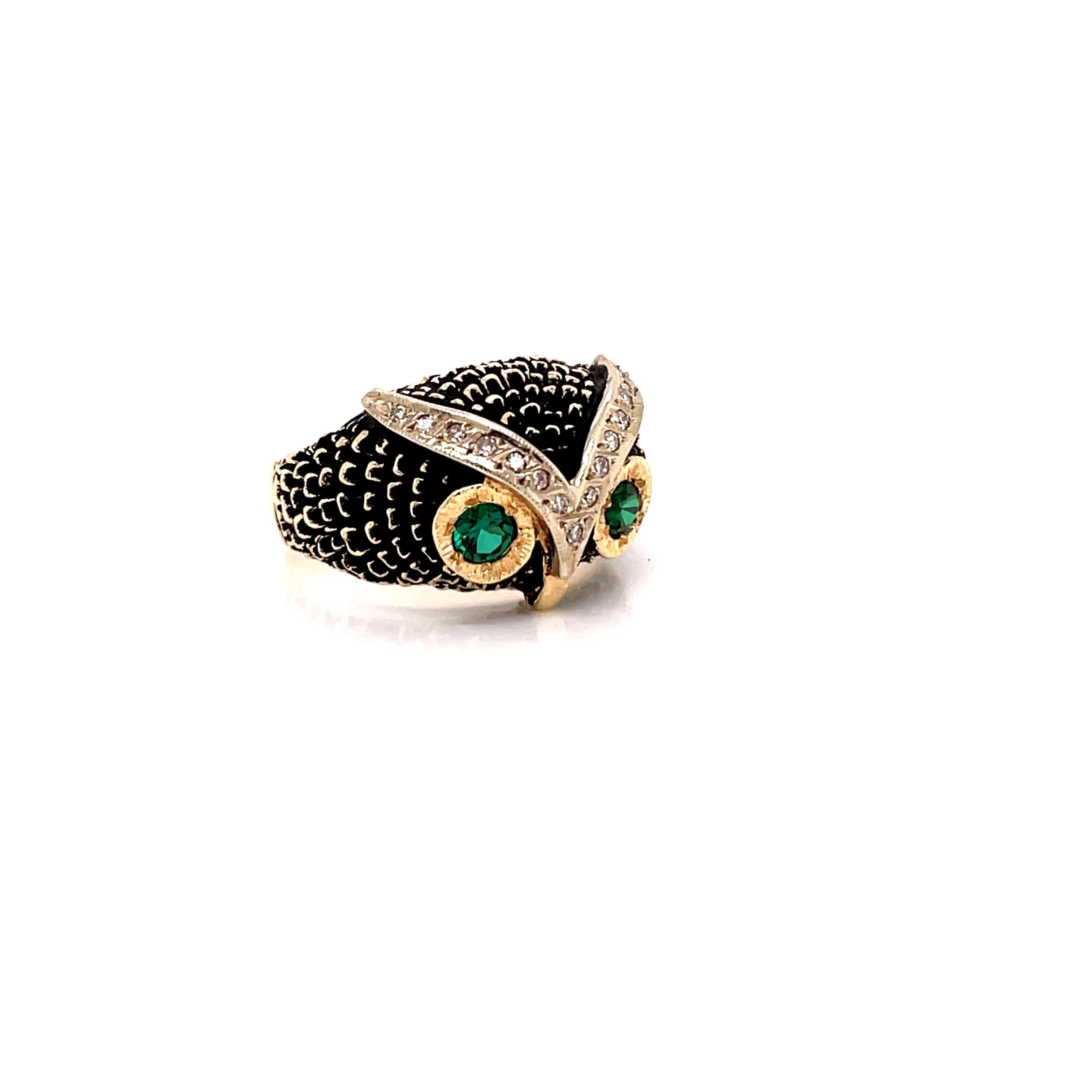 Vintage 14K Gelbgold Eulenring - Der Ring enthält 15 einzeln geschliffene Diamanten, die in Weißgold gefasst sind. Das Gelbgold hat schwarze Oxidation auf den Federn. Der Ring ist oben 15,3 mm breit und verjüngt sich unten auf 4,4 mm. Der Ring hat