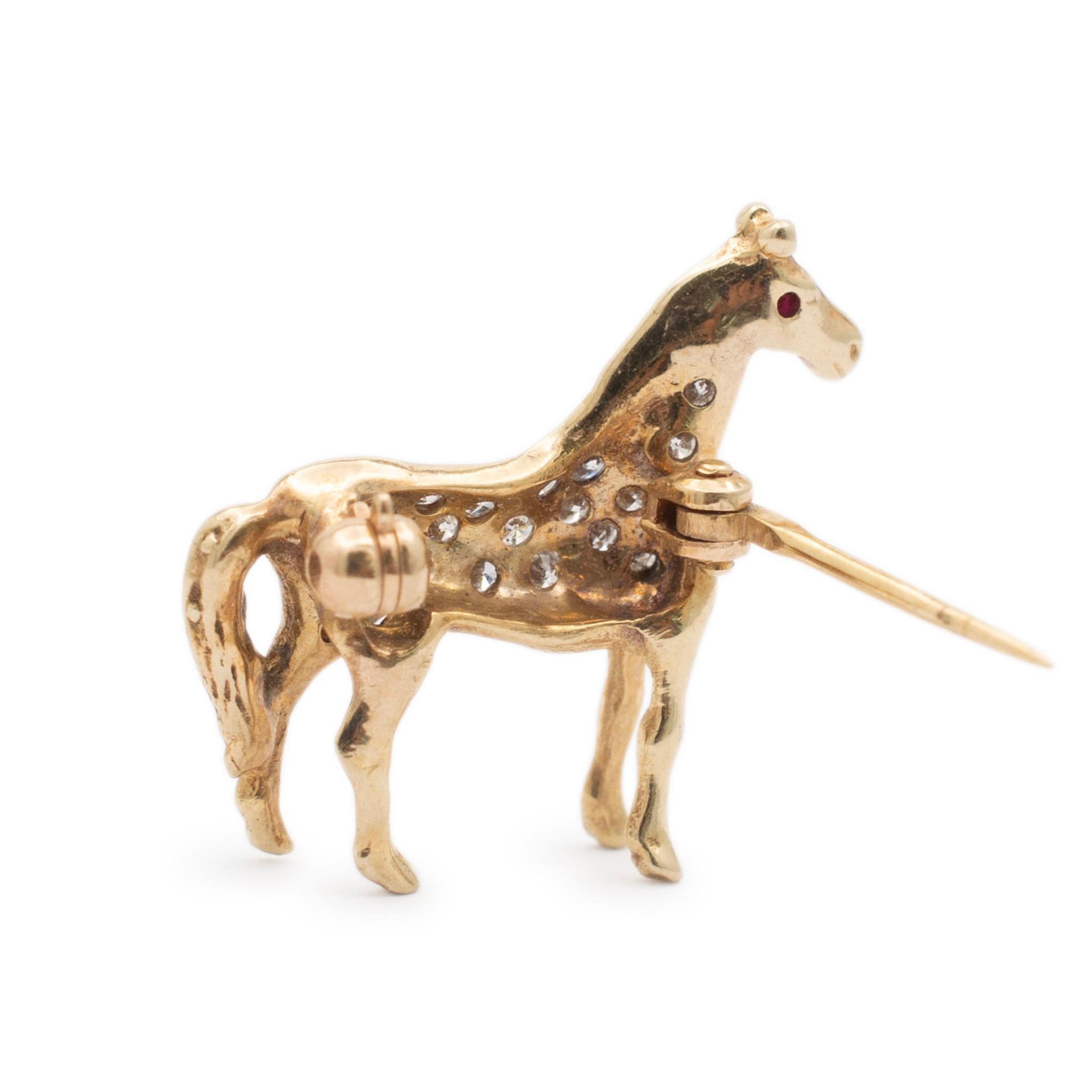 Taille ronde Broche/épingle cheval vintage en or jaune 14 carats avec diamants pavés et rubis en vente