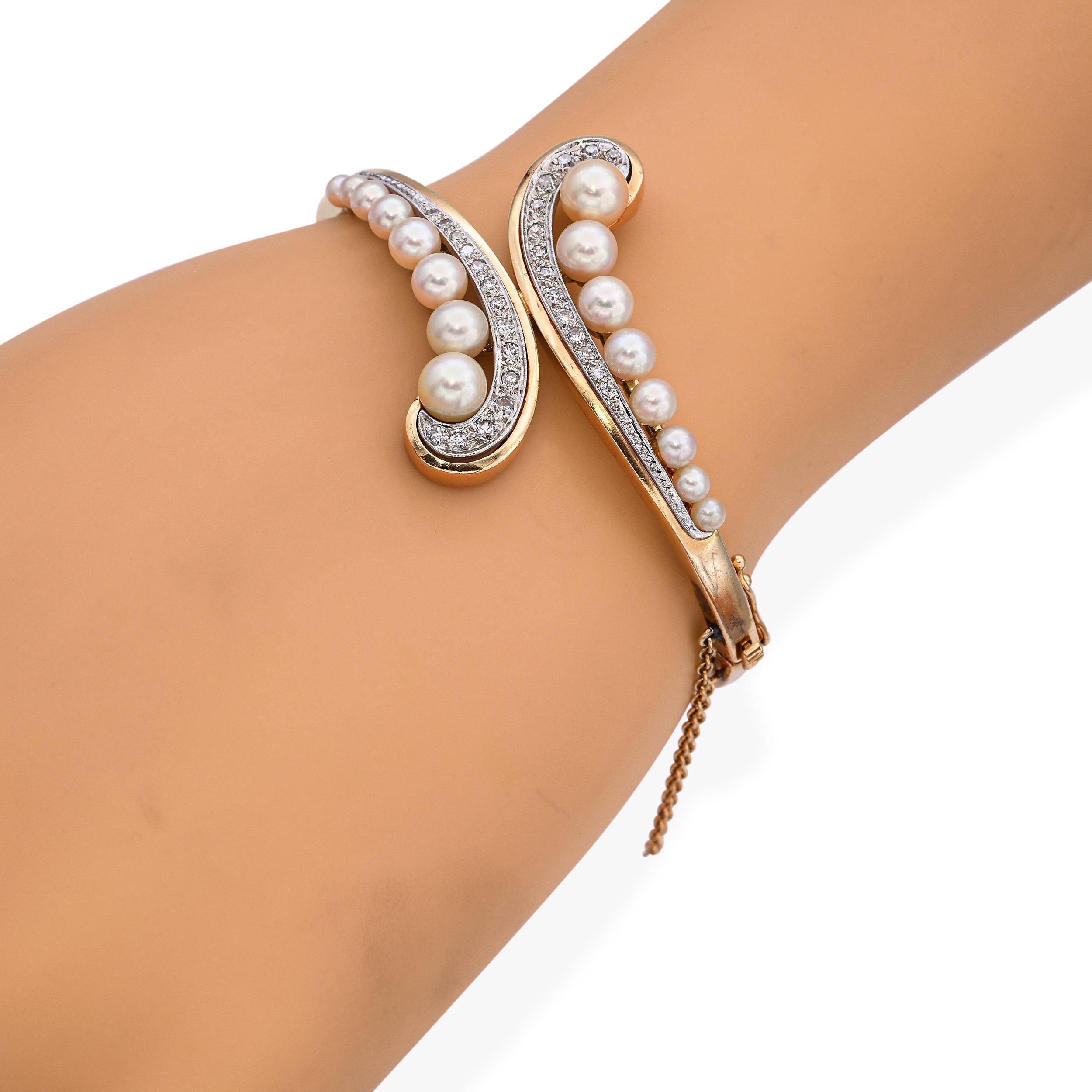 Taille ronde Vintage 14k Yellow Gold Pearl and Diamond Bypass Hinged Bangle Bracelet à charnière avec perles et diamants en vente