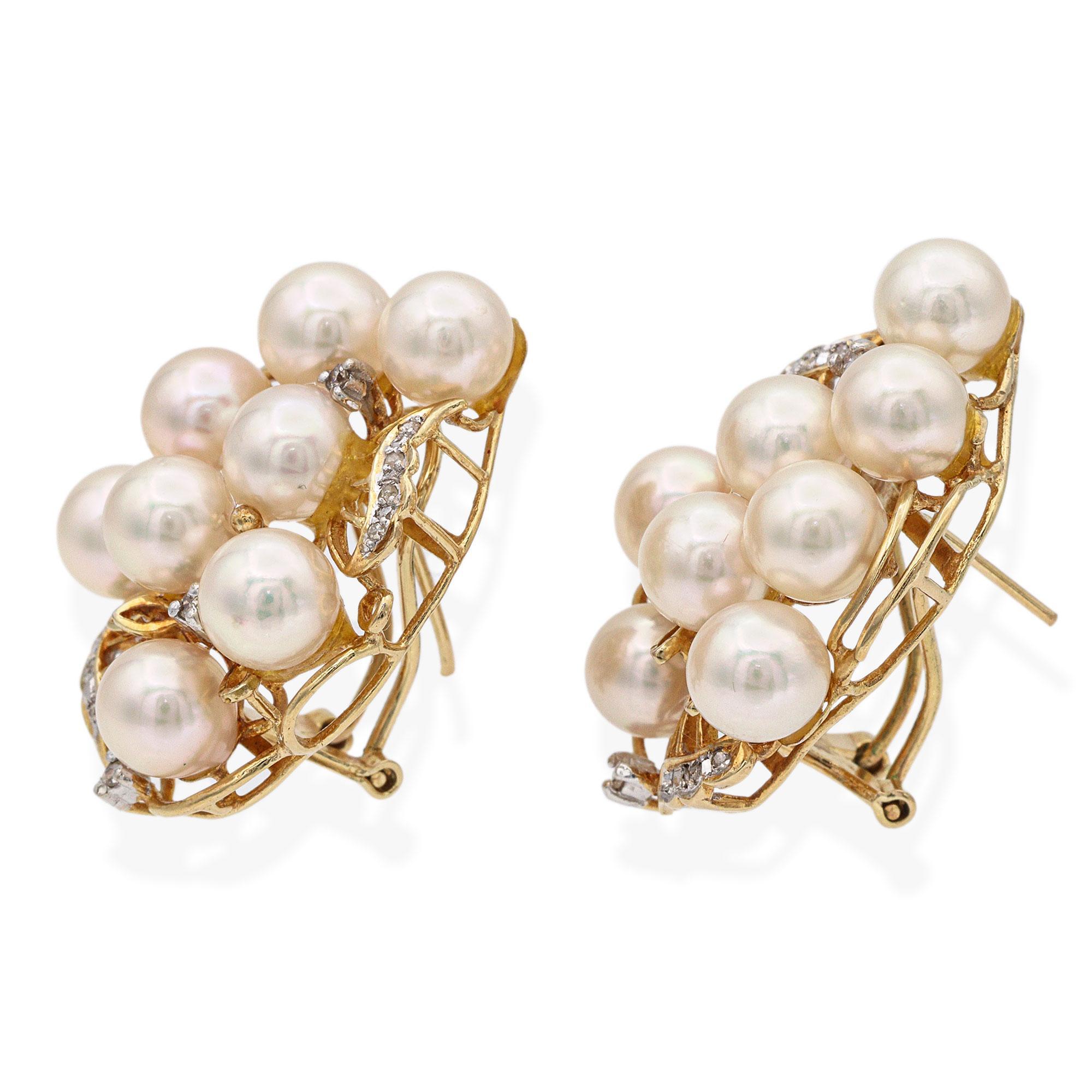 Diese klassischen und eleganten Vintage-Ohrringe bestehen aus glänzenden Perlen, die von funkelnden Diamanten akzentuiert werden. Sie sind in warmes 14-karätiges Gelbgold gefasst. Das zeitlose Design verbindet Raffinesse mit dezentem Glamour und