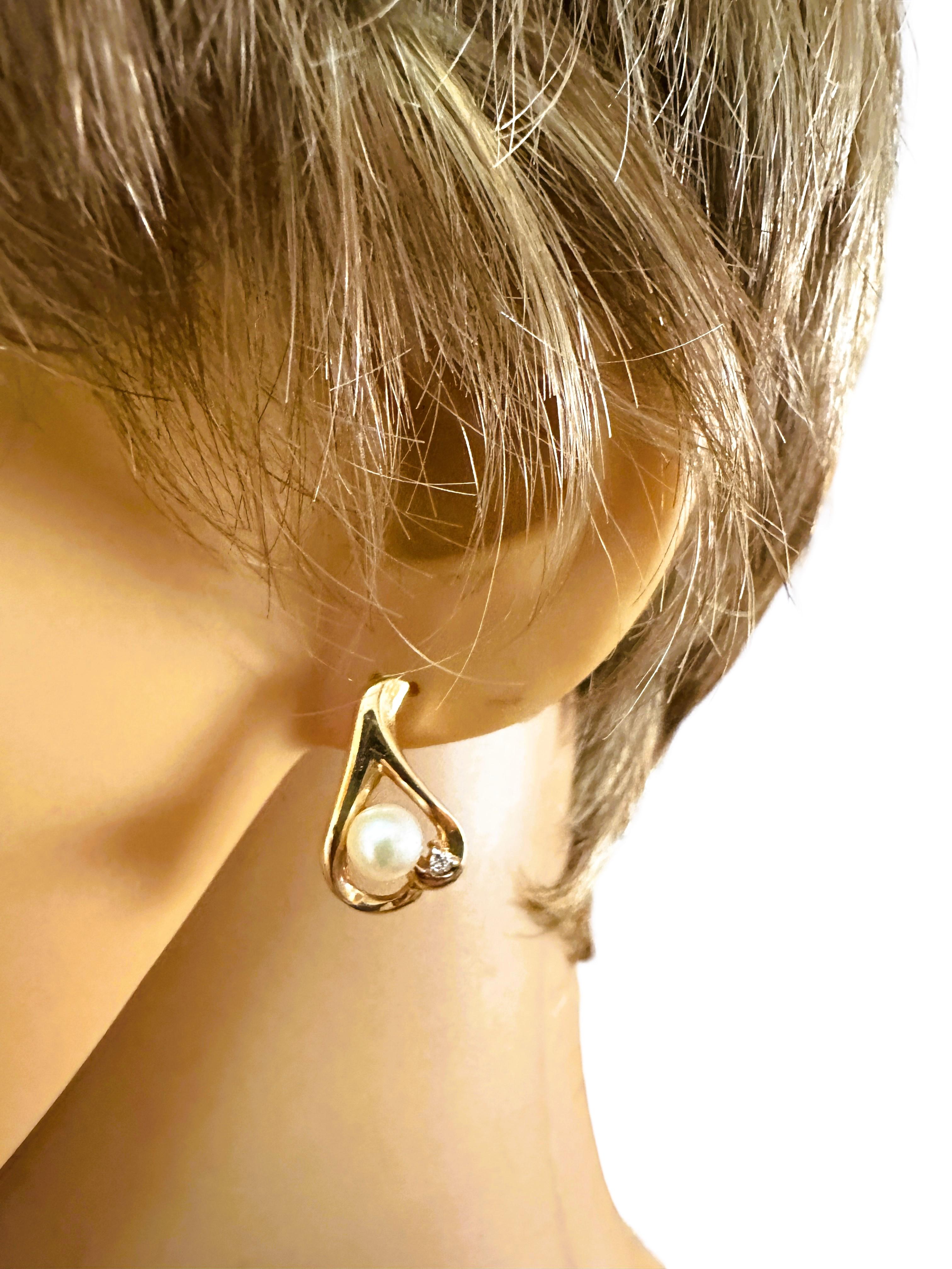 Post-Ohrringe aus 14 Karat Gelbgold mit Perlen und Diamanten (Art déco) im Angebot