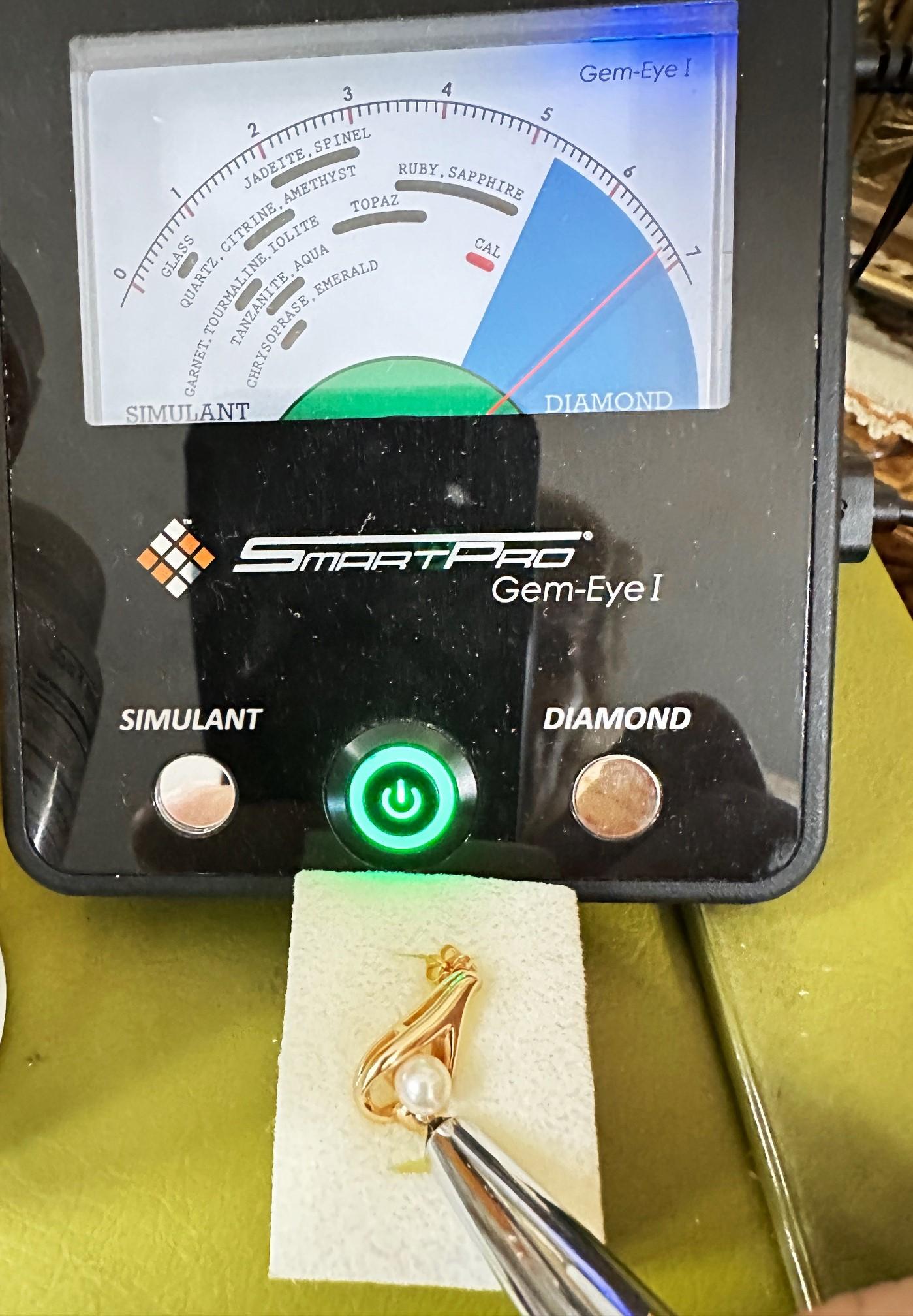 Post-Ohrringe aus 14 Karat Gelbgold mit Perlen und Diamanten im Brillantschliff 2