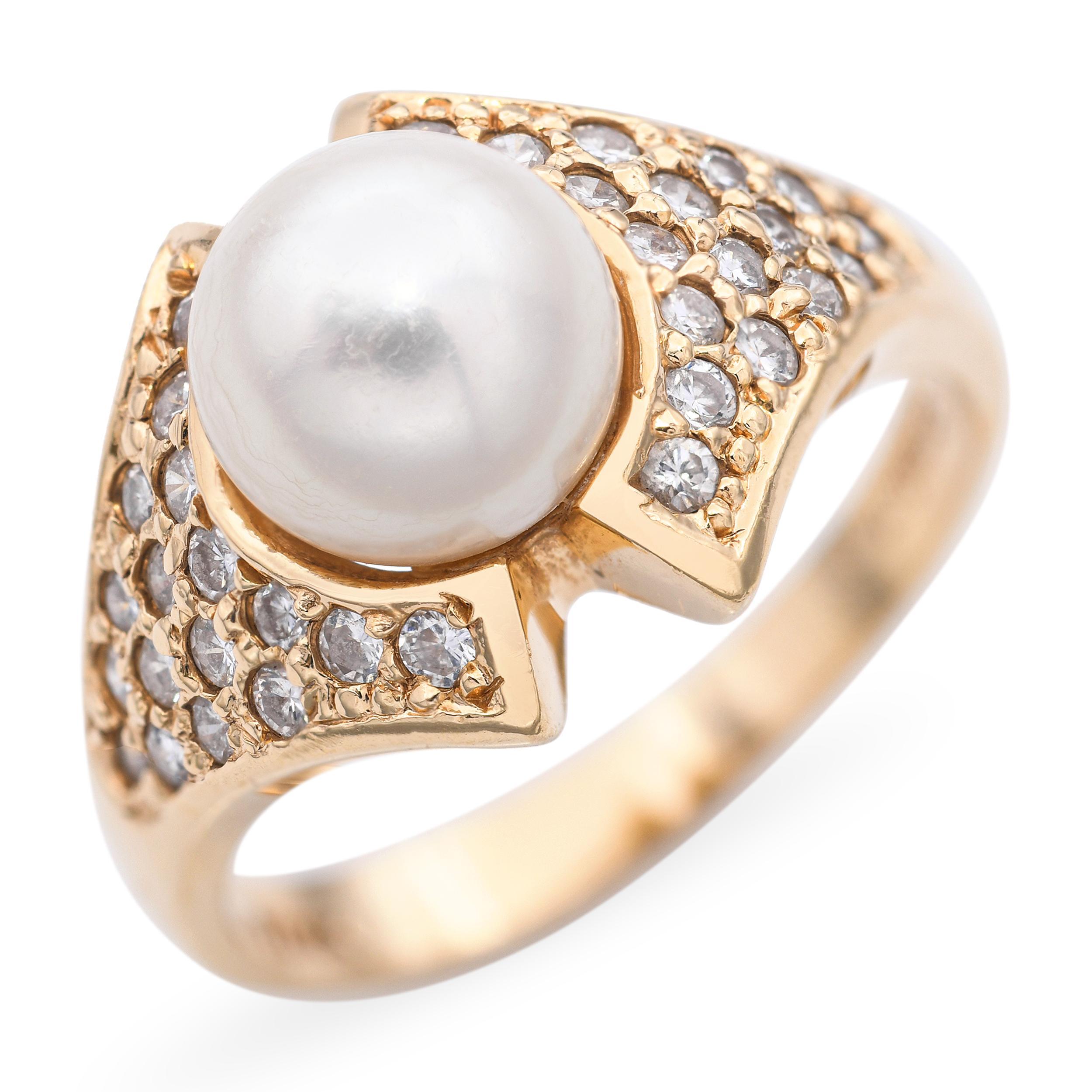 Bague vintage en or jaune 14k présentant une perle lustrée accentuée par un diamant étincelant. La combinaison classique de la perle et du diamant dégage une élégance intemporelle, magnifiquement complétée par l'éclat chaleureux de l'or jaune. Une