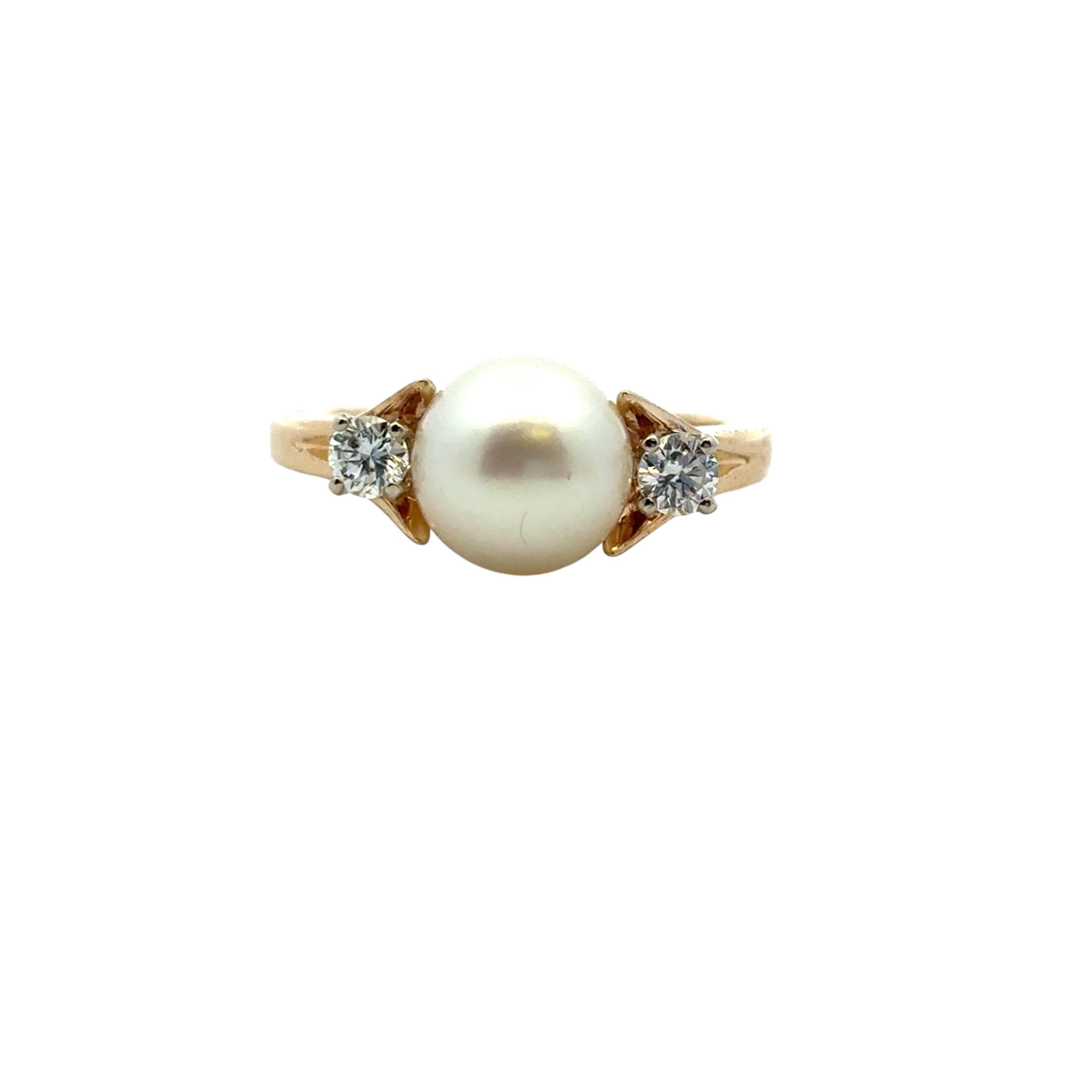 Bague vintage en or jaune 14k avec perles et diamants

Cette magnifique bague Vintage By Pearl Diamond est en excellent état et est prête à être expédiée !

MATERIAL : Or jaune 14k
Détails des pierres précieuses : Cette bague contient une