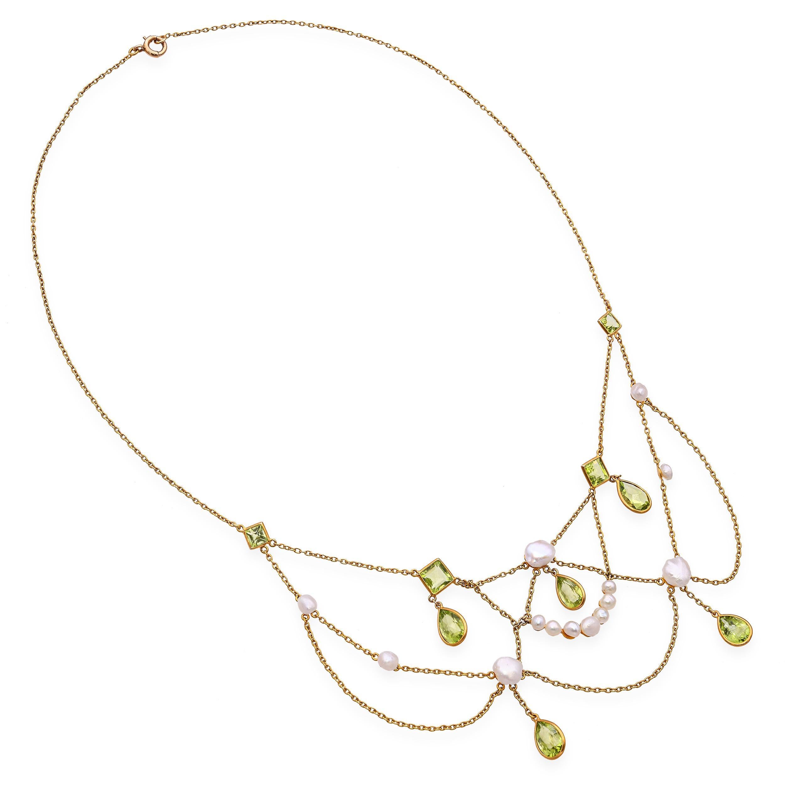 Collana a festone in oro giallo 14k con perle e peridoto d'epoca, disegnata con una cascata di perle luminose accentate da peridoti verdi e vibranti. La disposizione a lampadario crea un movimento aggraziato e scintillante, combinando il morbido