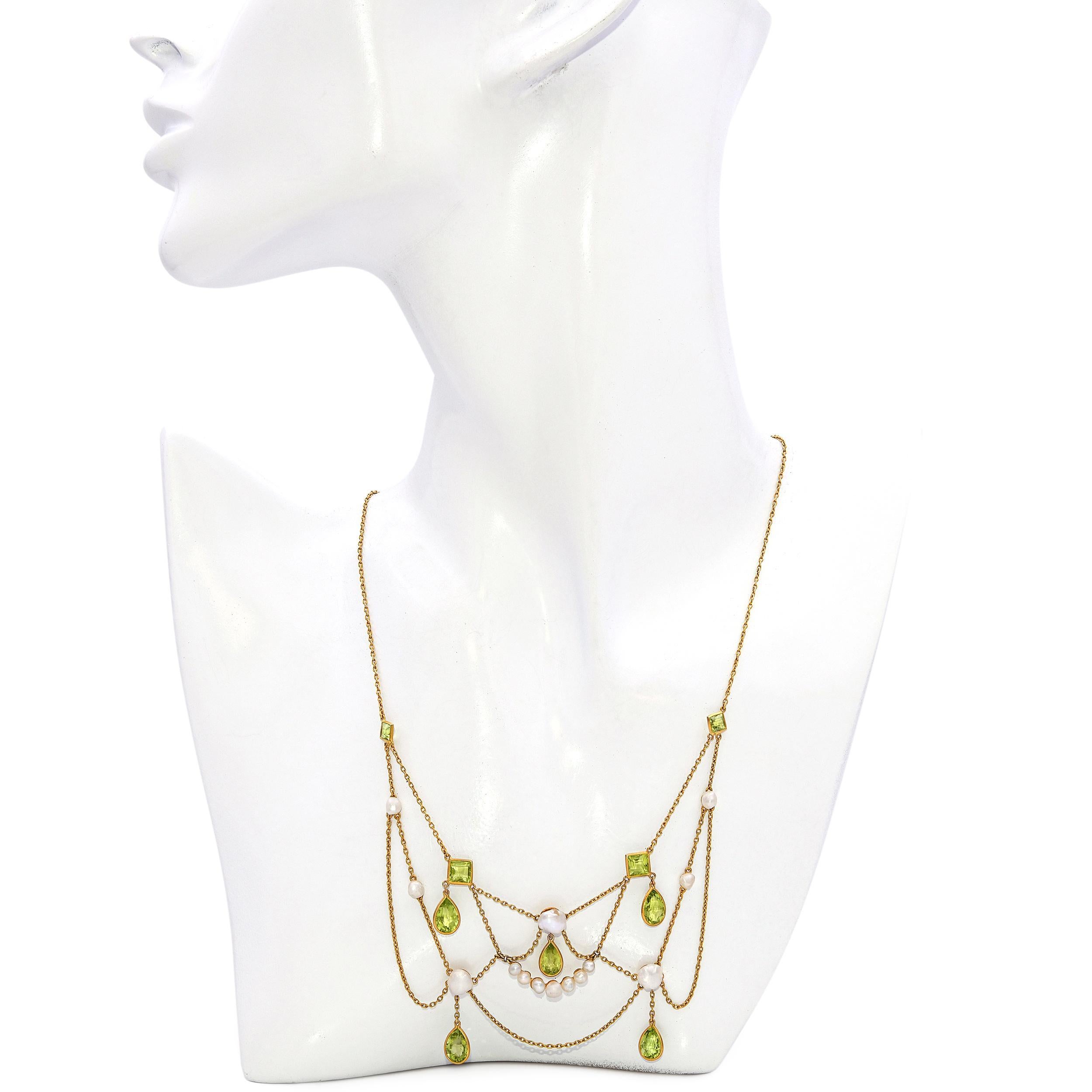 Taglio misto Collana a festone in oro giallo 14k con perle e peridoto d'epoca in vendita