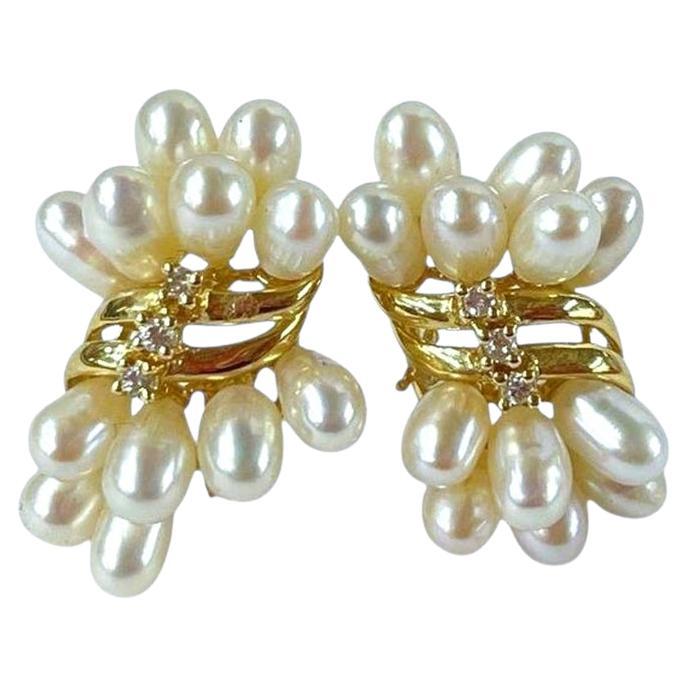 Vintage 14K Yellow Gold Pearl 
Brilliant Cut Diamond Cluster Post Earrings en venta