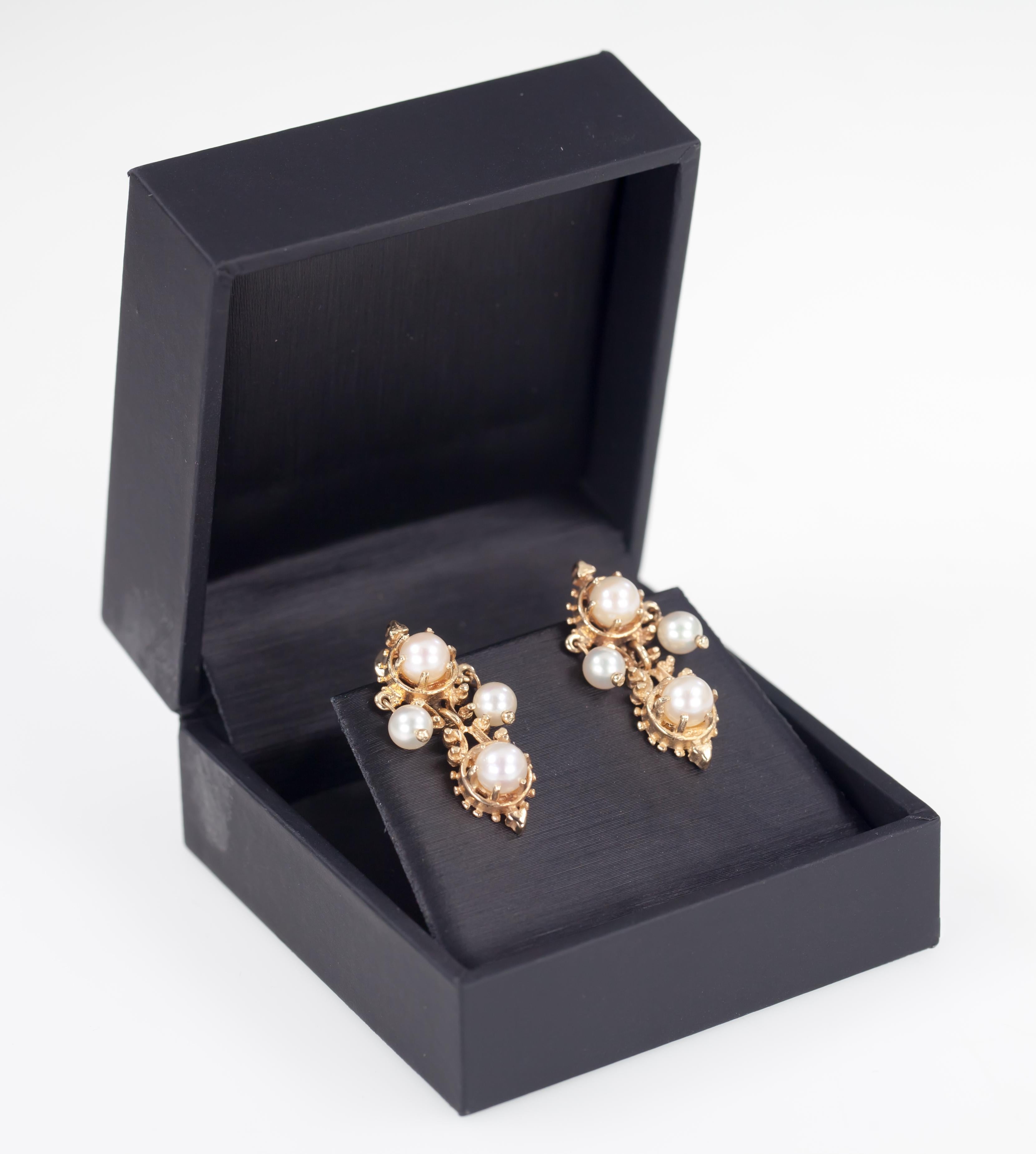 Gorgeous, Ornate 14k Gold Earrings
Feature 8 Total Pearls Ranging in Size from 4 - 5 mm
Total Length of Drop = 25 mm
Total Mass = 6.4 grams
Beautiful Gift!