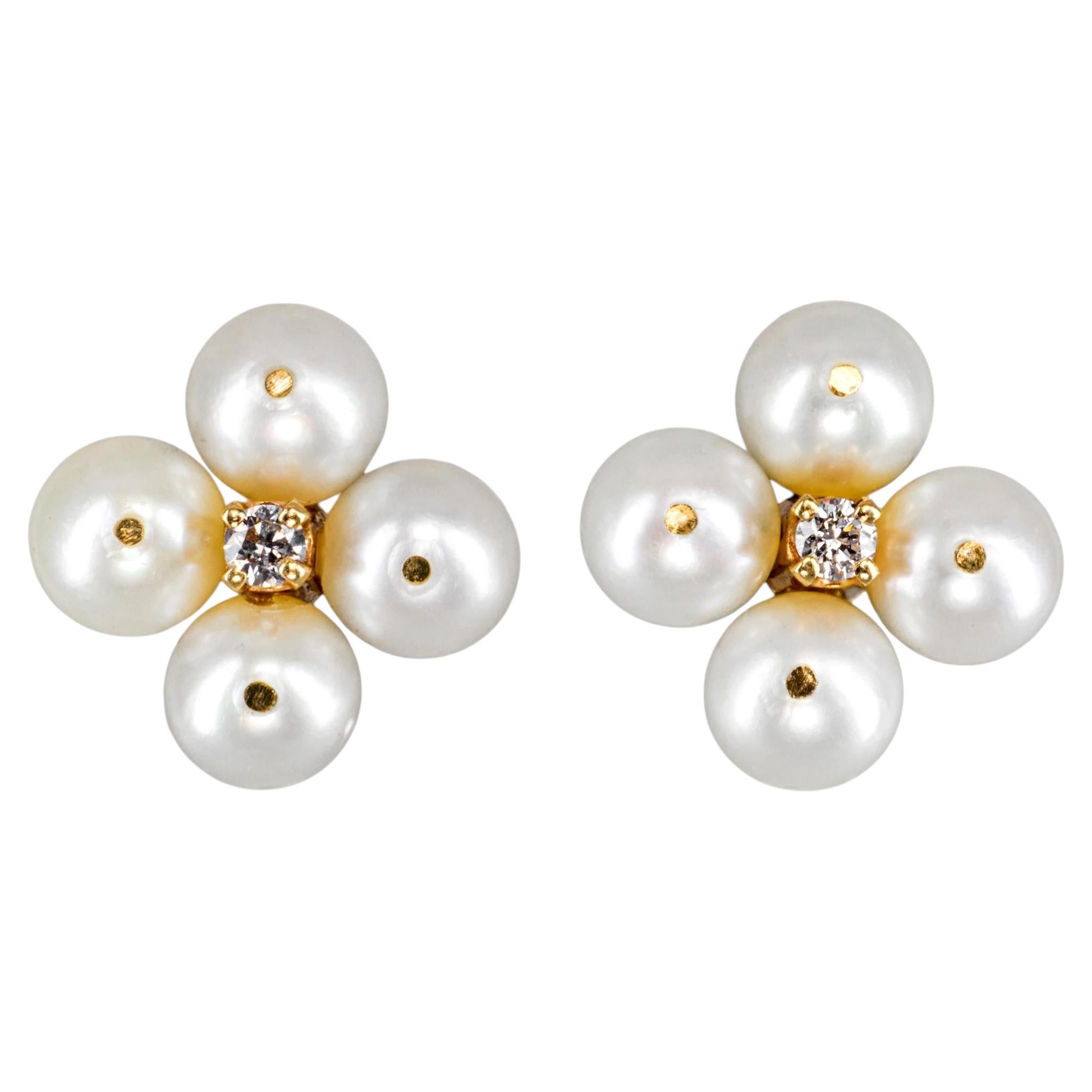 Orecchini a bottone vintage in oro giallo 14k con perle e diamanti a forma di quadrifoglio