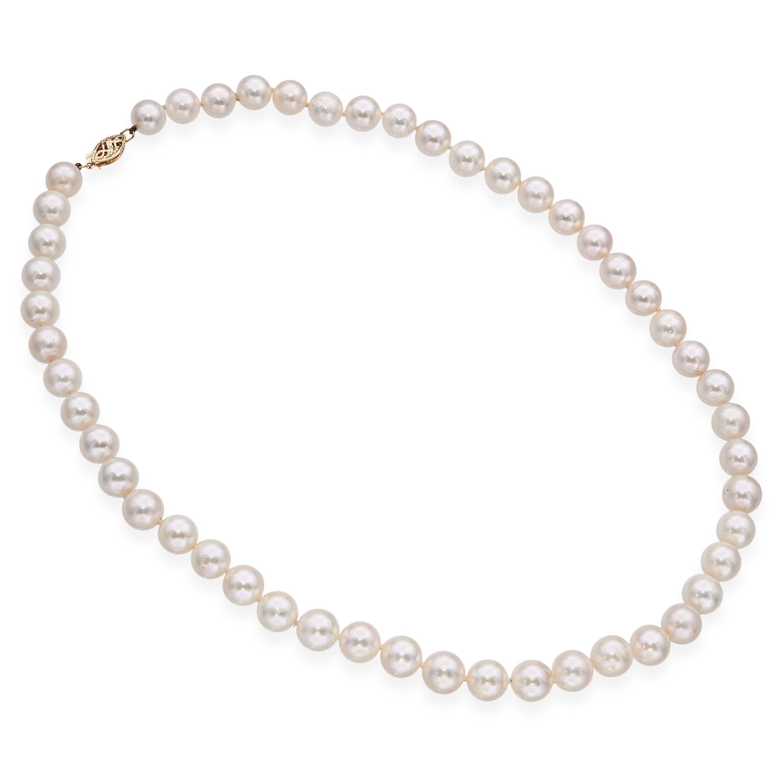 Questa collana di perle vintage è elegantemente realizzata con perle coltivate da 8,5 mm, ognuna delle quali presenta una lucentezza naturale e una superficie liscia. Il filo è rifinito con una chiusura sicura in oro giallo 14k, che aggiunge un
