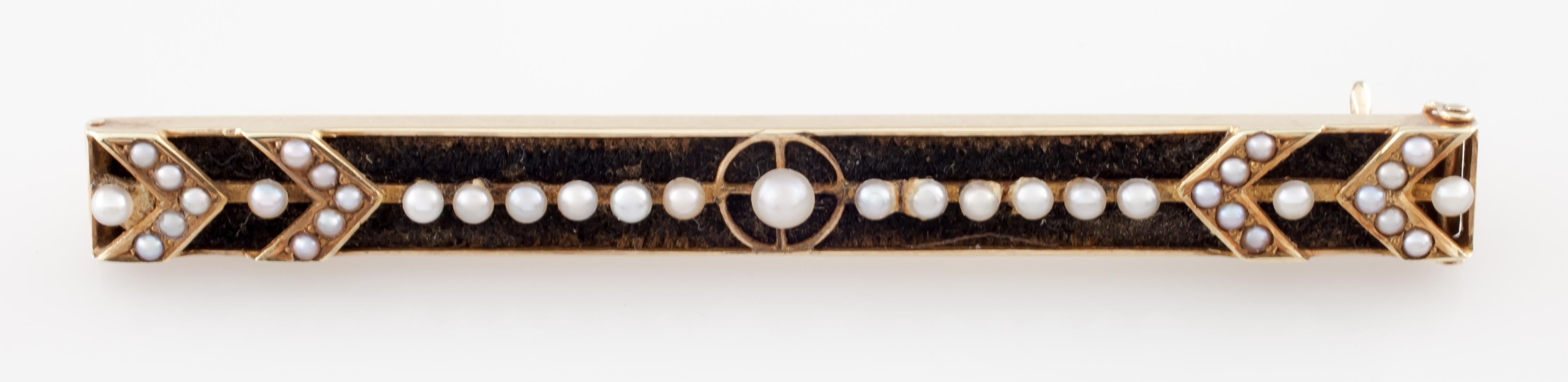 Beautiful vintage 14k yellow gold and pearl pin or tie bar.
Hallmarked 
