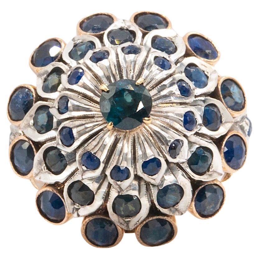 Cette superbe bague vintage des années 1960 est réalisée avec expertise en or jaune 14 carats et en platine, et met en valeur environ 2 carats de saphirs bleus éclatants. Actuellement de taille 6,75, avec des options de redimensionnement