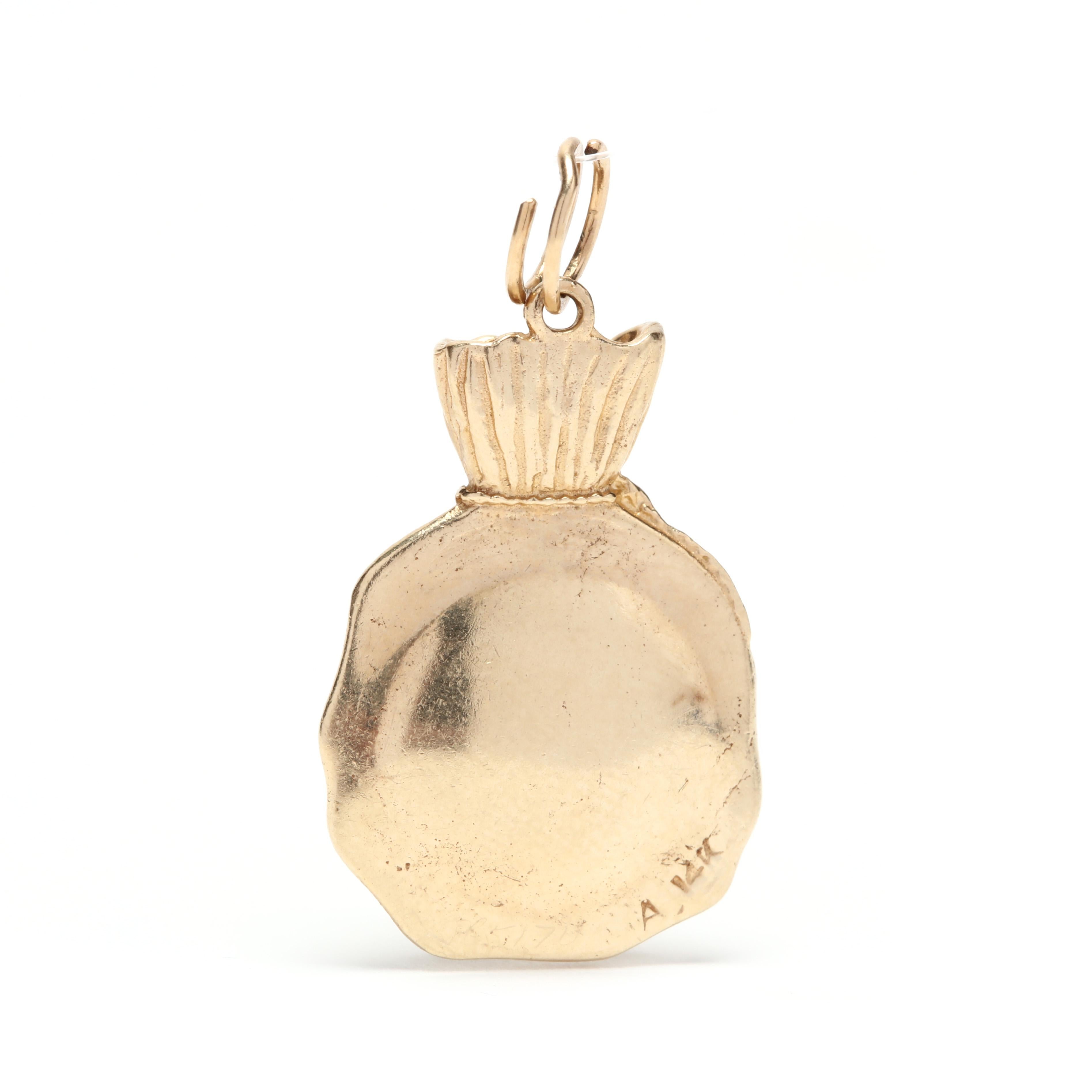 A vintage 14 karat yellow gold poke-o-gold money bag charm / pendant. This charm features a cinched bag motif with a clear dome with gold nuggets inside.

Length: 1.25 in.

Width: 3/4 in.

3.48 dwts.

* Please note that this is a vintage item and