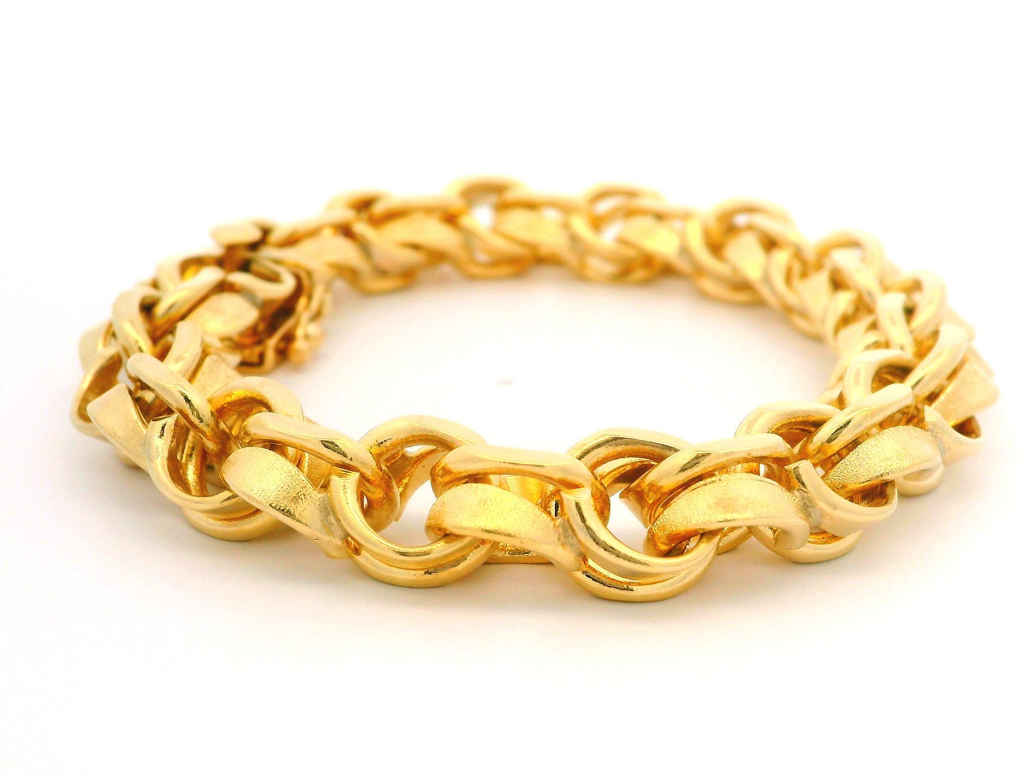 Materiale: Oro giallo massiccio 14k
Peso: 60,73 grammi
Tipo di catena: A Link doppia da 7,3 mm
Lunghezza della catena: Misura 7,75 pollici con un righello. Si adatta comodamente a polsi fino a 6,75 pollici (montato sul polso).
Larghezza: 12,2 mm